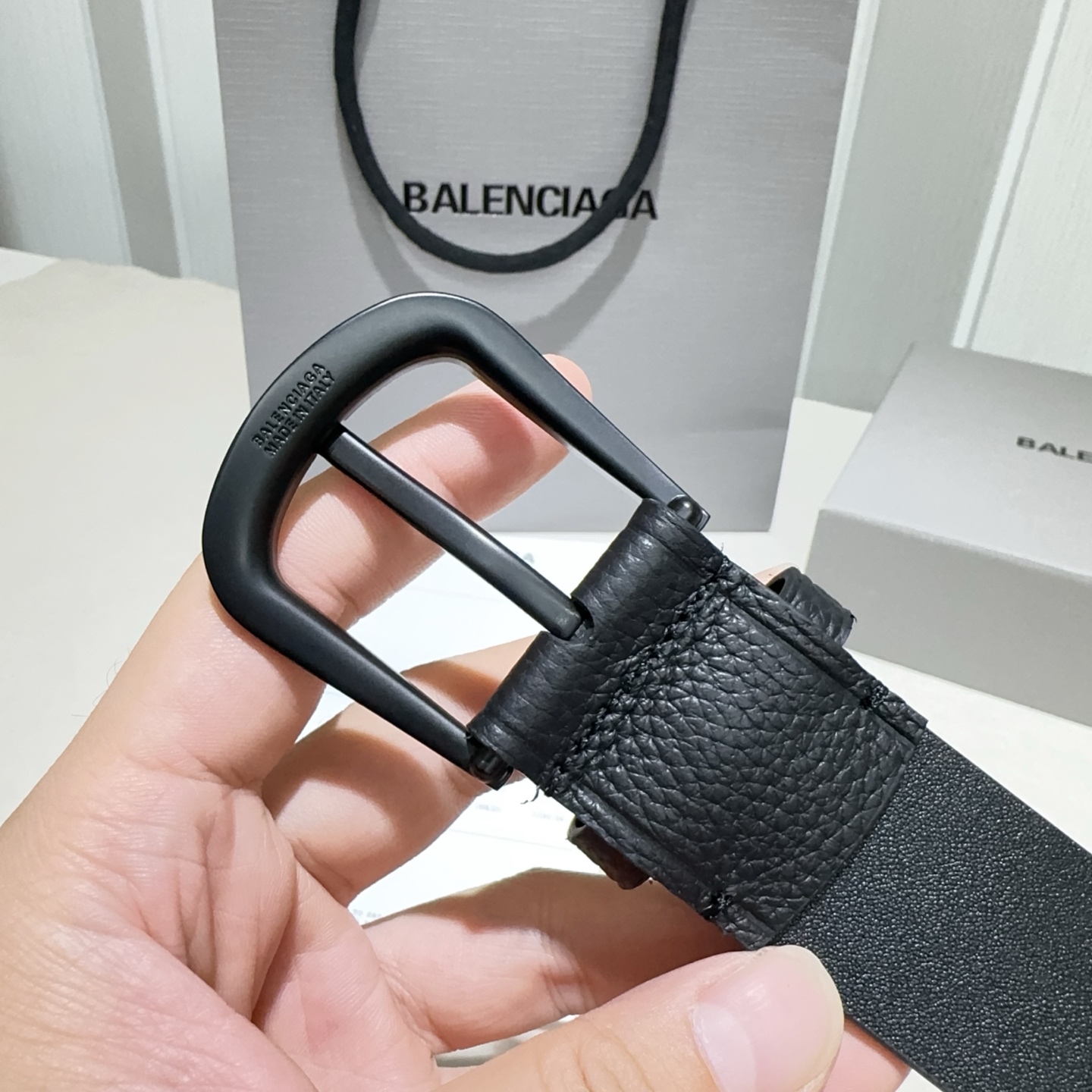 🎐 Balenciaga 🎐（巴黎世家）Suit黑色双面牛皮革腰带，饰以做旧金属配件精品扣头打造 ，尾部