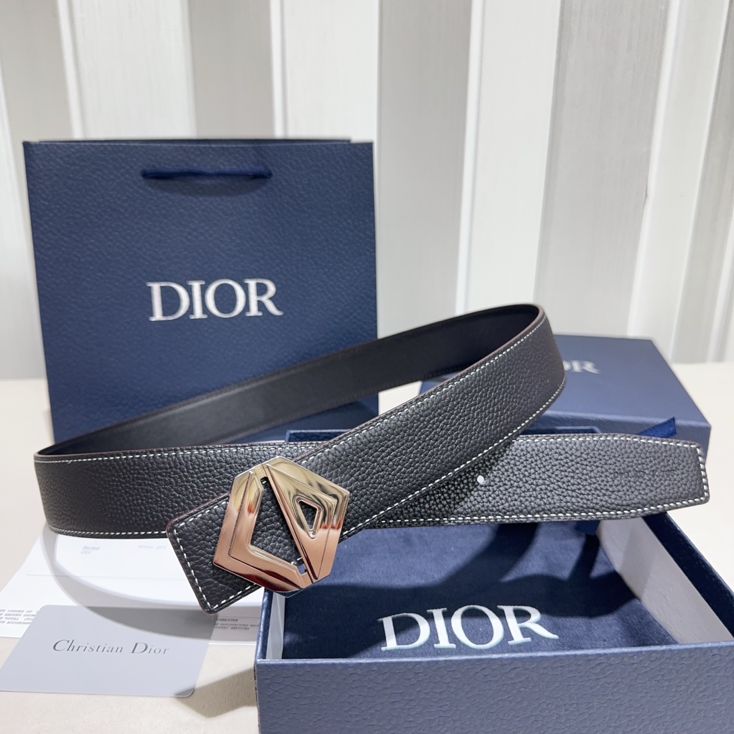 🎐 Christian Dior🎐（迪奥）采用togo 纹搭配纳帕纹双面头层牛皮➕精品纯铜扣头打造 柔软