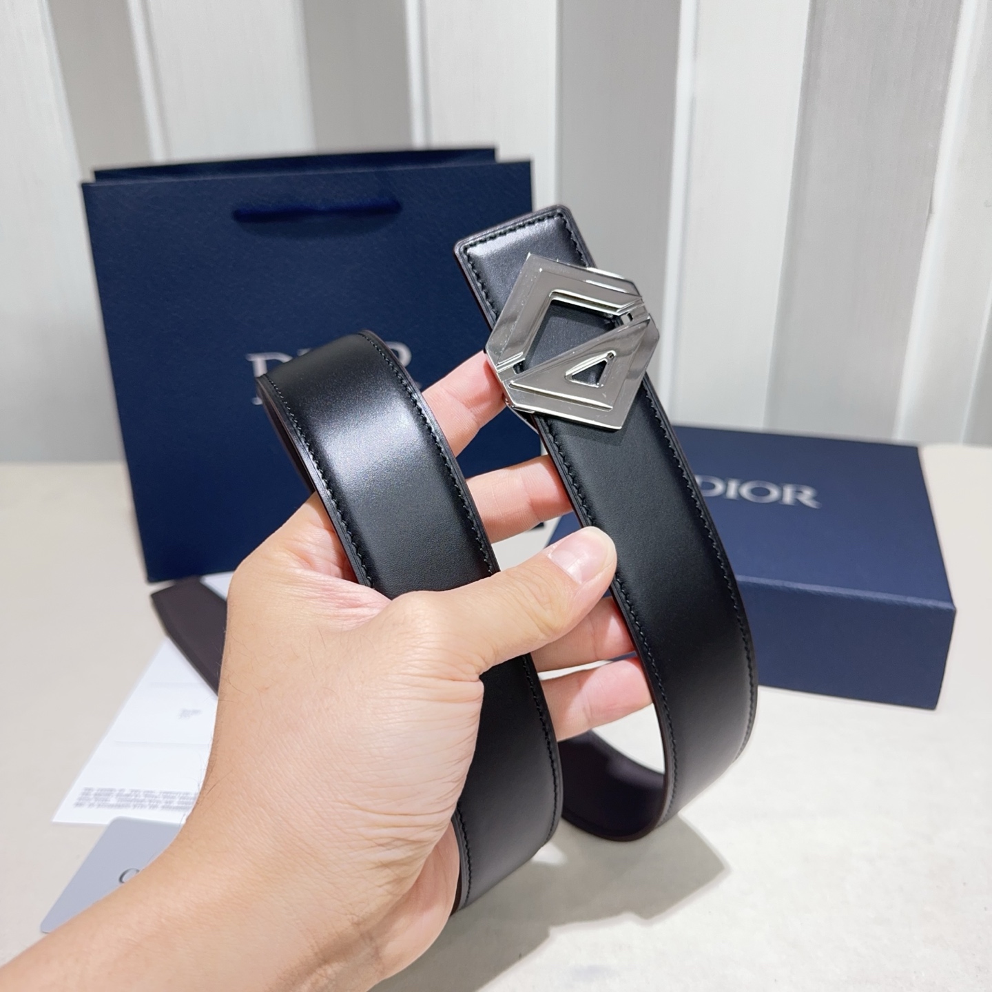 🎐 Christian Dior🎐（迪奥）采用双面修面头层牛皮➕精品纯铜扣头打造 柔软细腻，双面可用,百