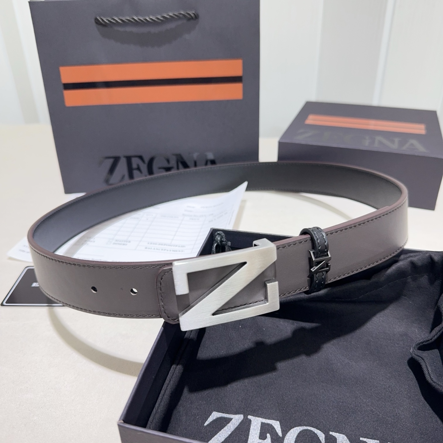 ZEGNA(杰尼亚)Z字扣皮带，双面牛皮平纹质感拉满，金属扣饰简约大气，商务休闲双场景适配，低调奢华的男