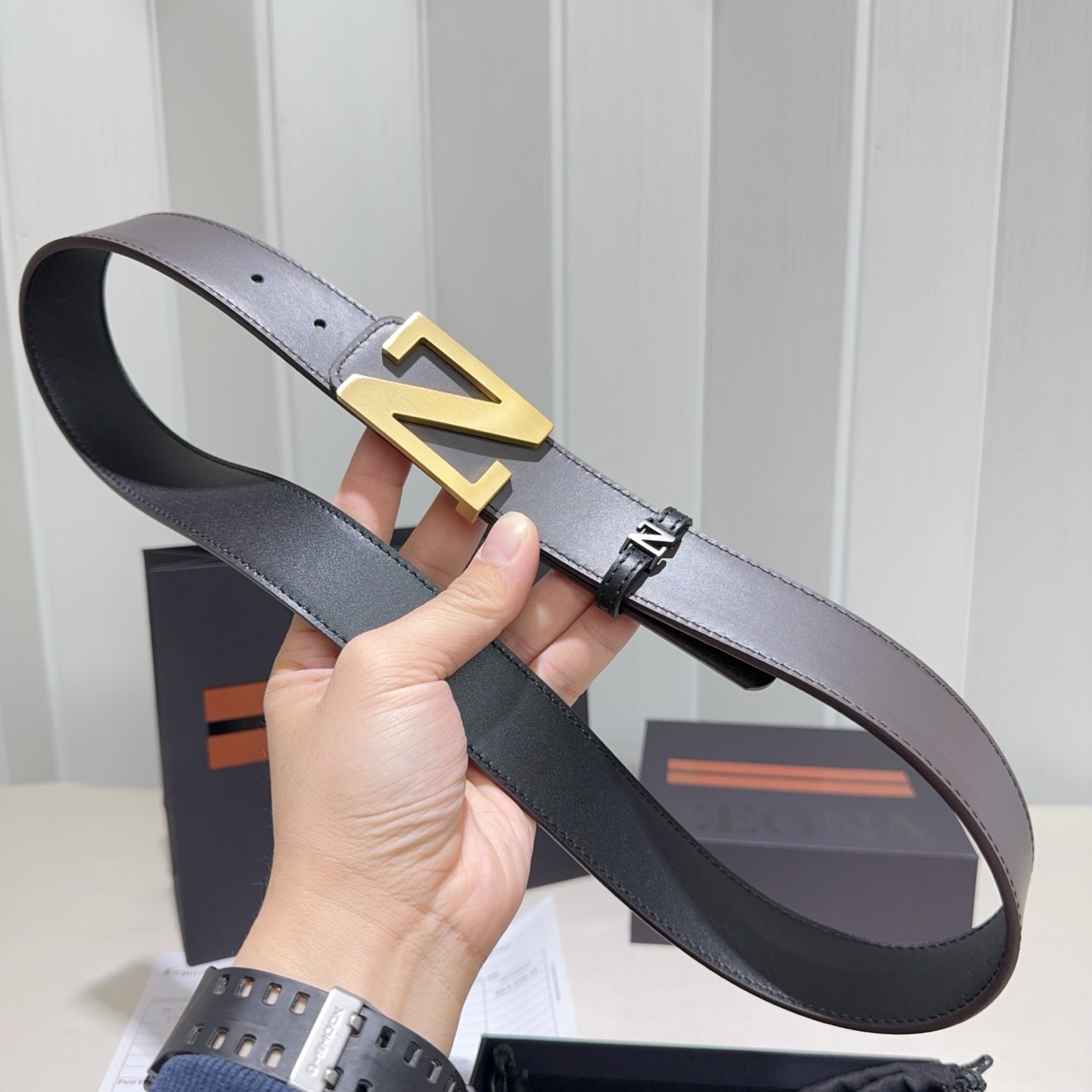 ZEGNA(杰尼亚)Z字扣皮带，双面牛皮平纹质感拉满，金属扣饰简约大气，商务休闲双场景适配，低调奢华的男