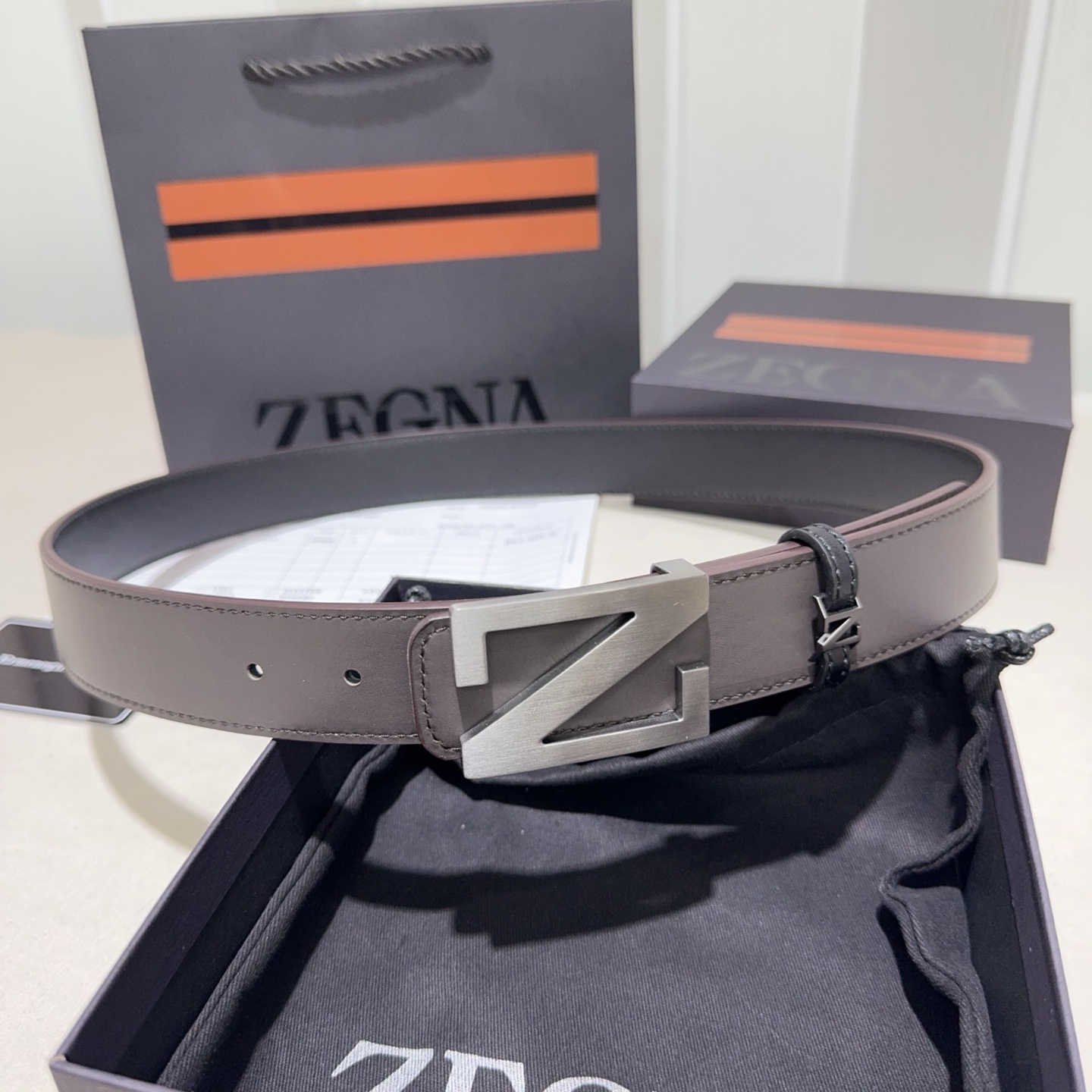 ZEGNA(杰尼亚)Z字扣皮带，双面牛皮平纹质感拉满，金属扣饰简约大气，商务休闲双场景适配，低调奢华的男
