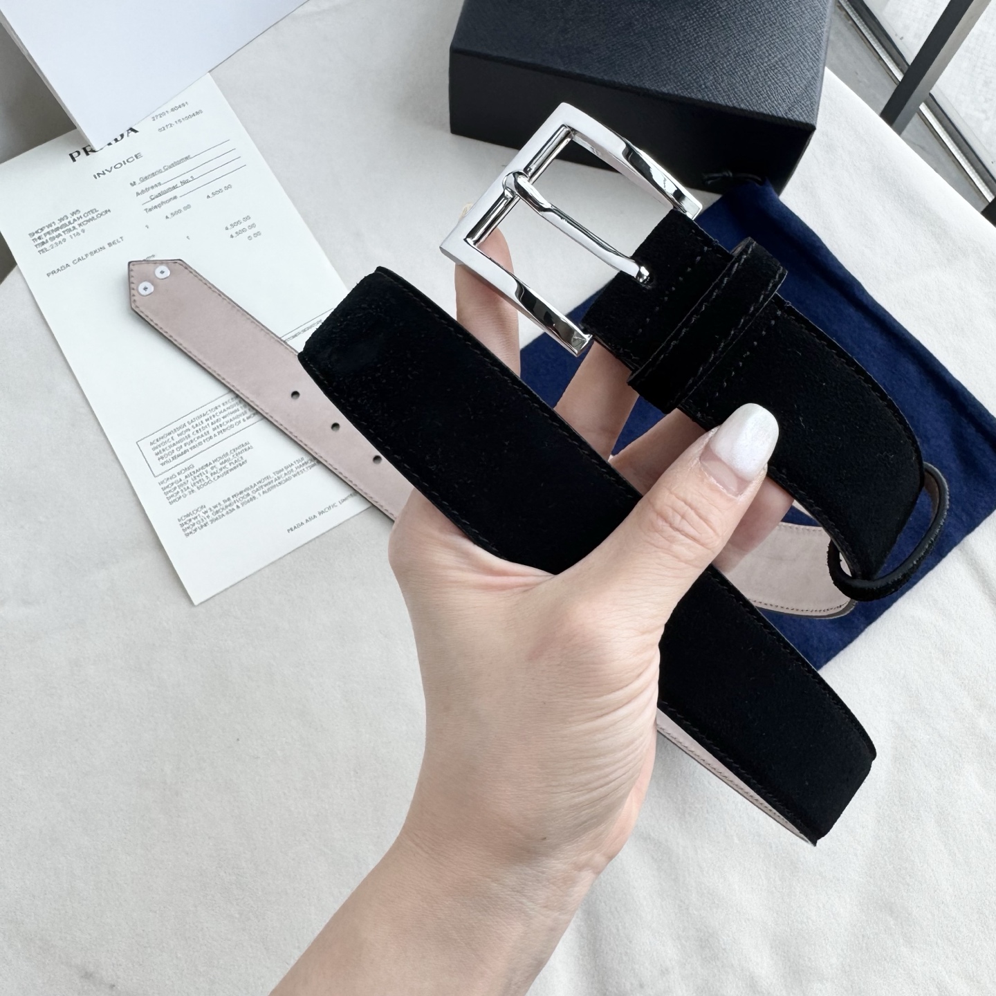 。 男女通用，P rada这款华美的绒面皮革腰带释放简约而精致的优雅气息 尖部的涂珐琅金属三角形徽标展现