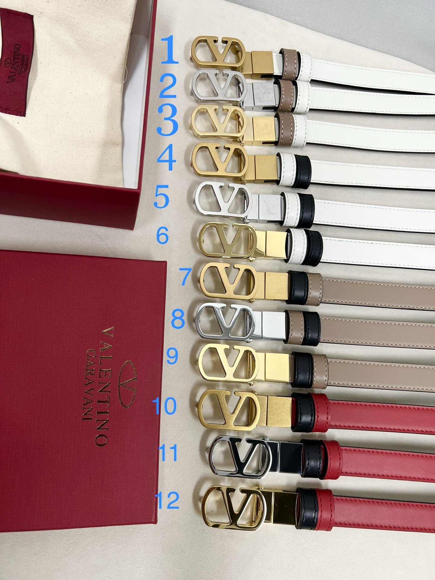 华伦天奴经典系列，尺寸2.0cm 双面牛皮 五金采用logo经典款式，双面均可佩戴！一款不撞款的腰带！