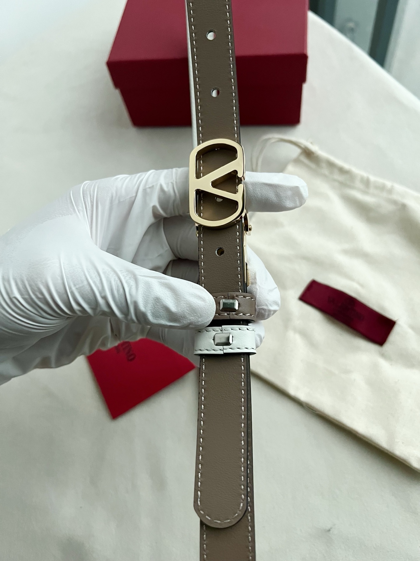 华伦天奴经典系列，尺寸2.0cm 双面牛皮 五金采用logo经典款式，双面均可佩戴！一款不撞款的腰带！