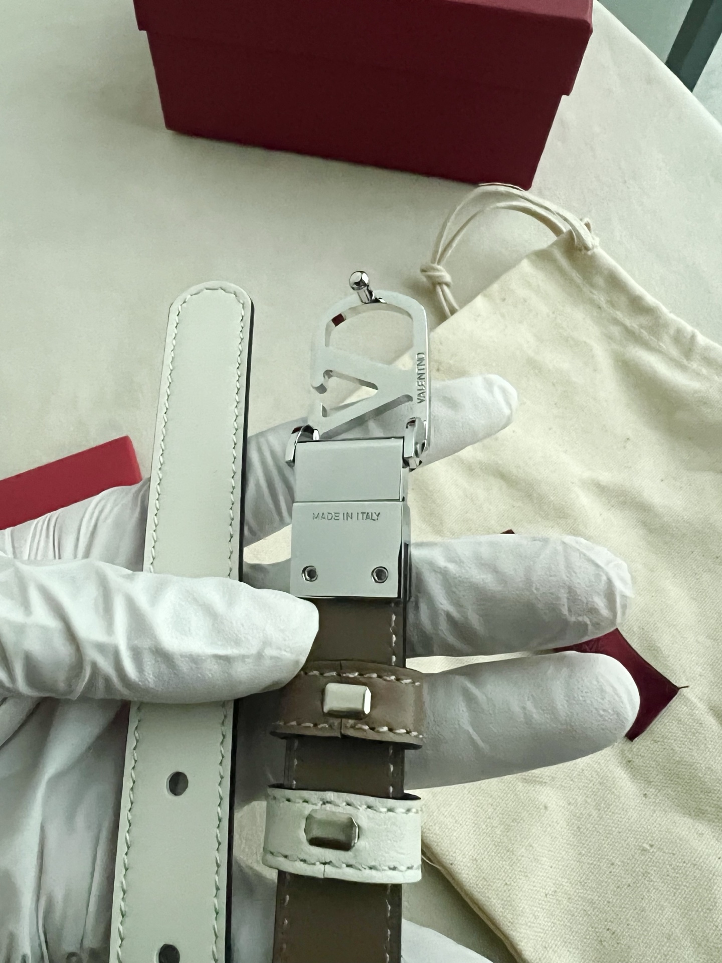 华伦天奴经典系列，尺寸2.0cm 双面牛皮 五金采用logo经典款式，双面均可佩戴！一款不撞款的腰带！