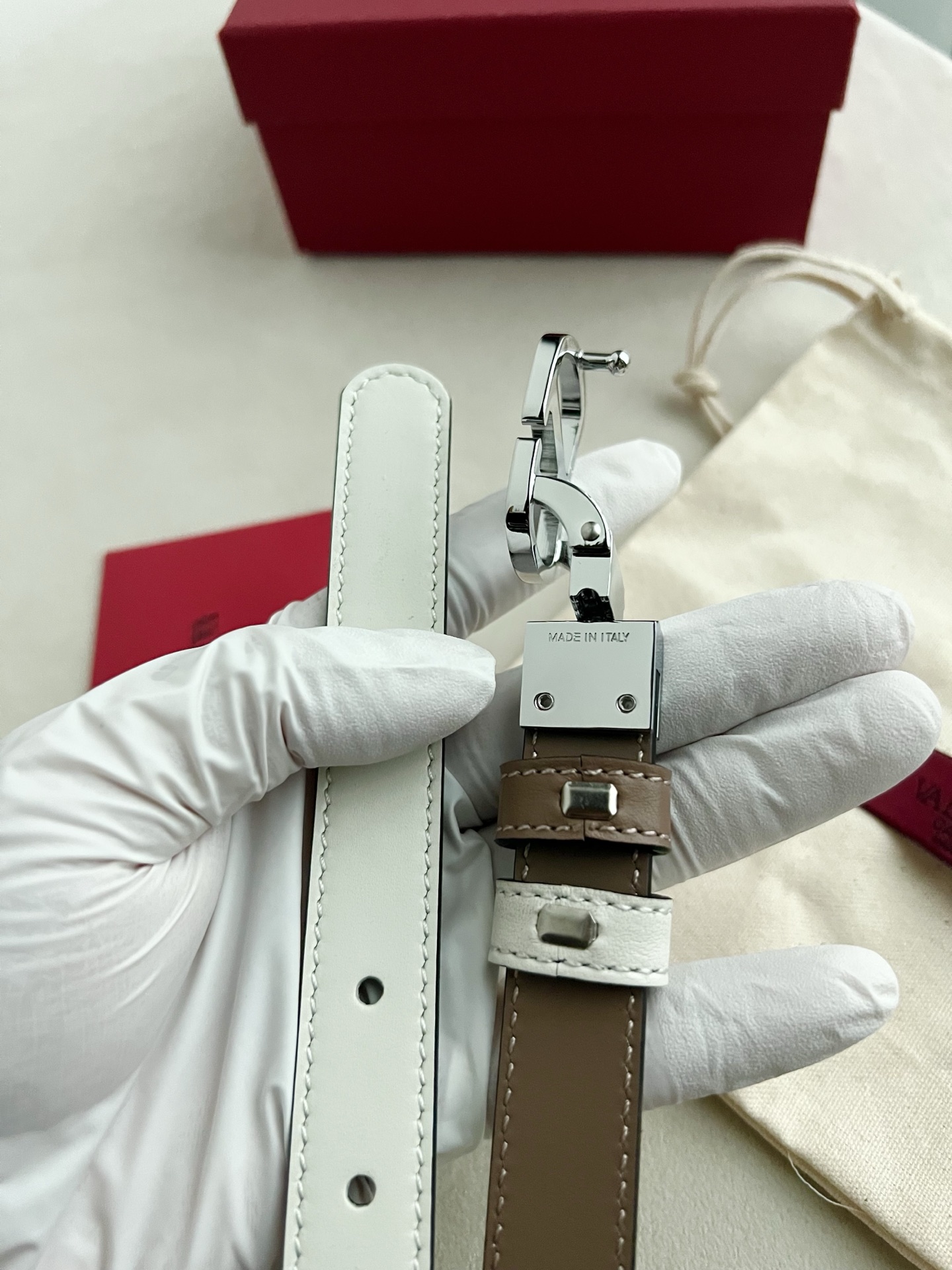 华伦天奴经典系列，尺寸2.0cm 双面牛皮 五金采用logo经典款式，双面均可佩戴！一款不撞款的腰带！