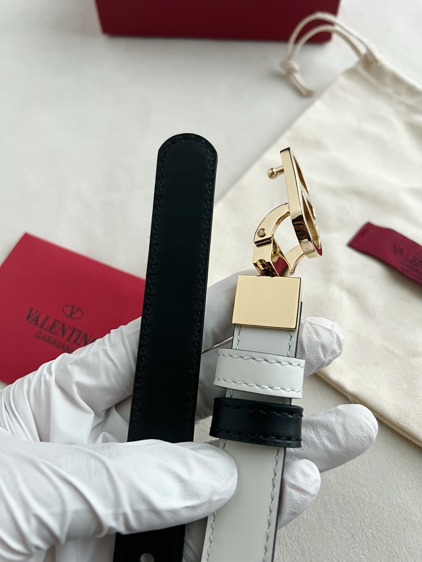 华伦天奴经典系列，尺寸2.0cm 双面牛皮 五金采用logo经典款式，双面均可佩戴！一款不撞款的腰带！