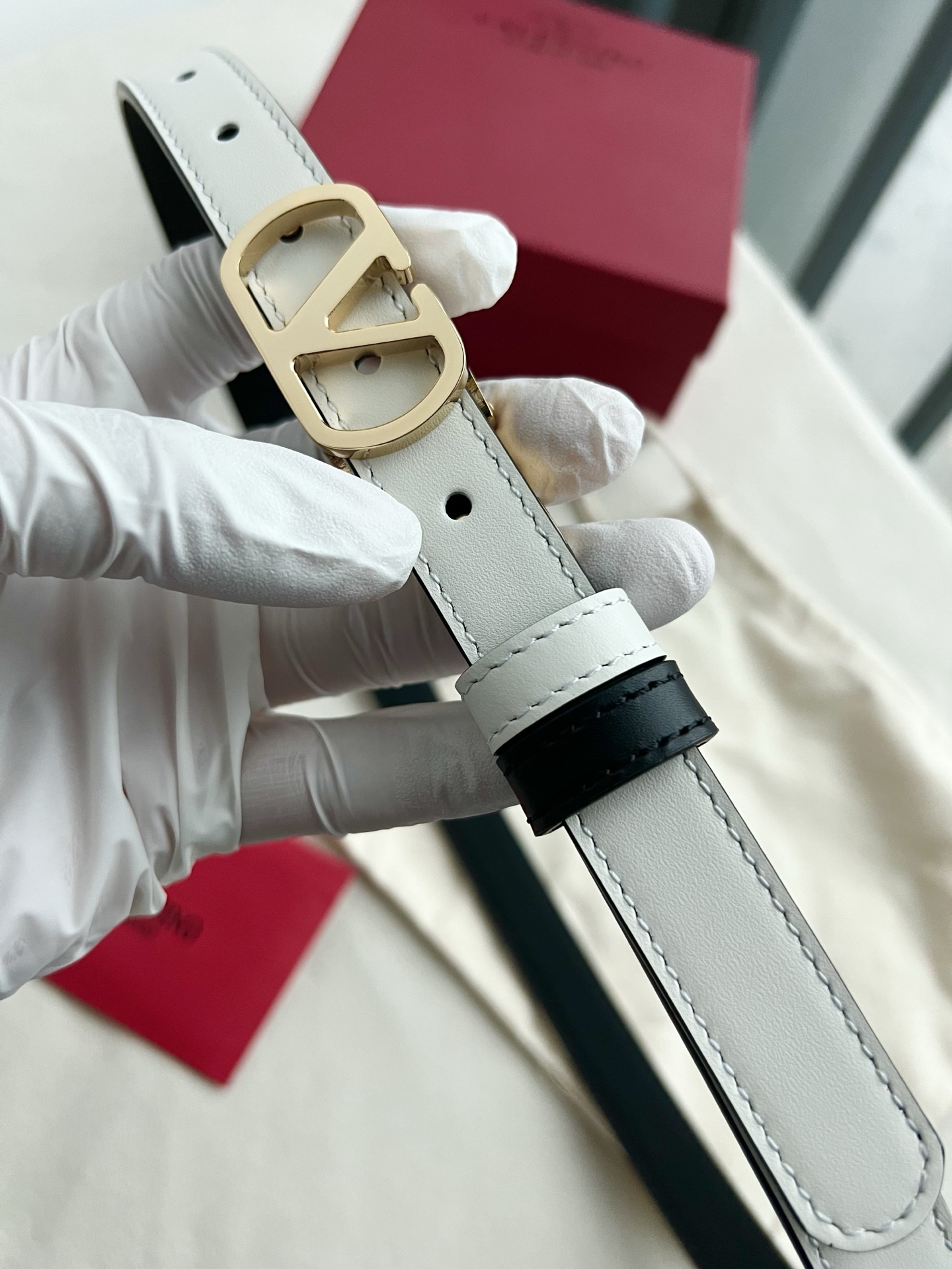 华伦天奴经典系列，尺寸2.0cm 双面牛皮 五金采用logo经典款式，双面均可佩戴！一款不撞款的腰带！