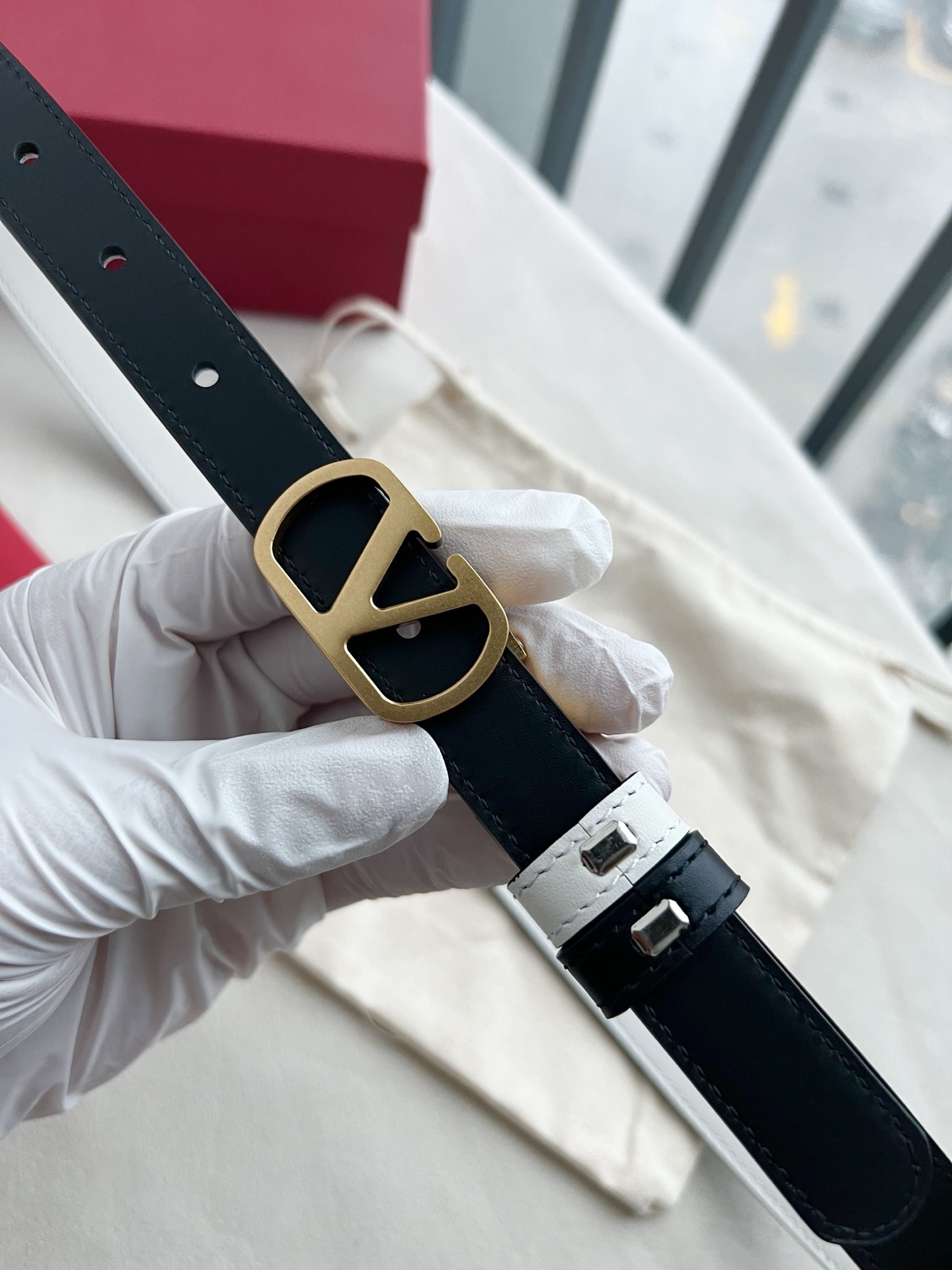 华伦天奴经典系列，尺寸2.0cm 双面牛皮 五金采用logo经典款式，双面均可佩戴！一款不撞款的腰带！