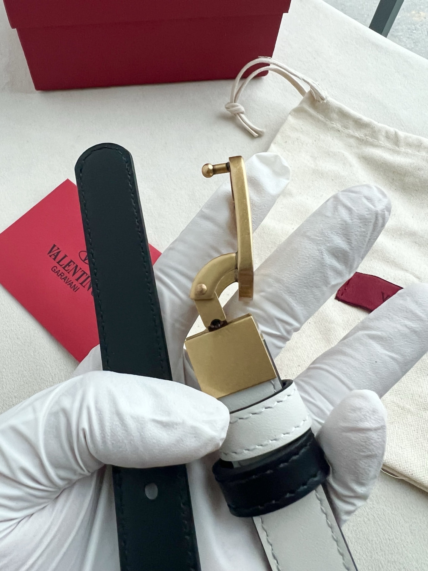 华伦天奴经典系列，尺寸2.0cm 双面牛皮 五金采用logo经典款式，双面均可佩戴！一款不撞款的腰带！