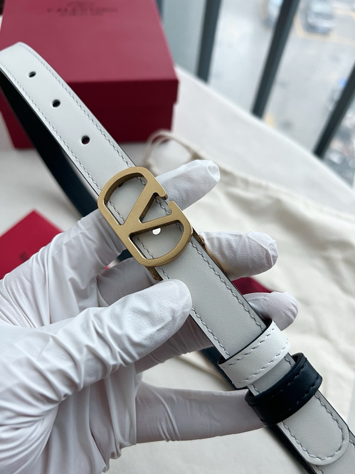 华伦天奴经典系列，尺寸2.0cm 双面牛皮 五金采用logo经典款式，双面均可佩戴！一款不撞款的腰带！