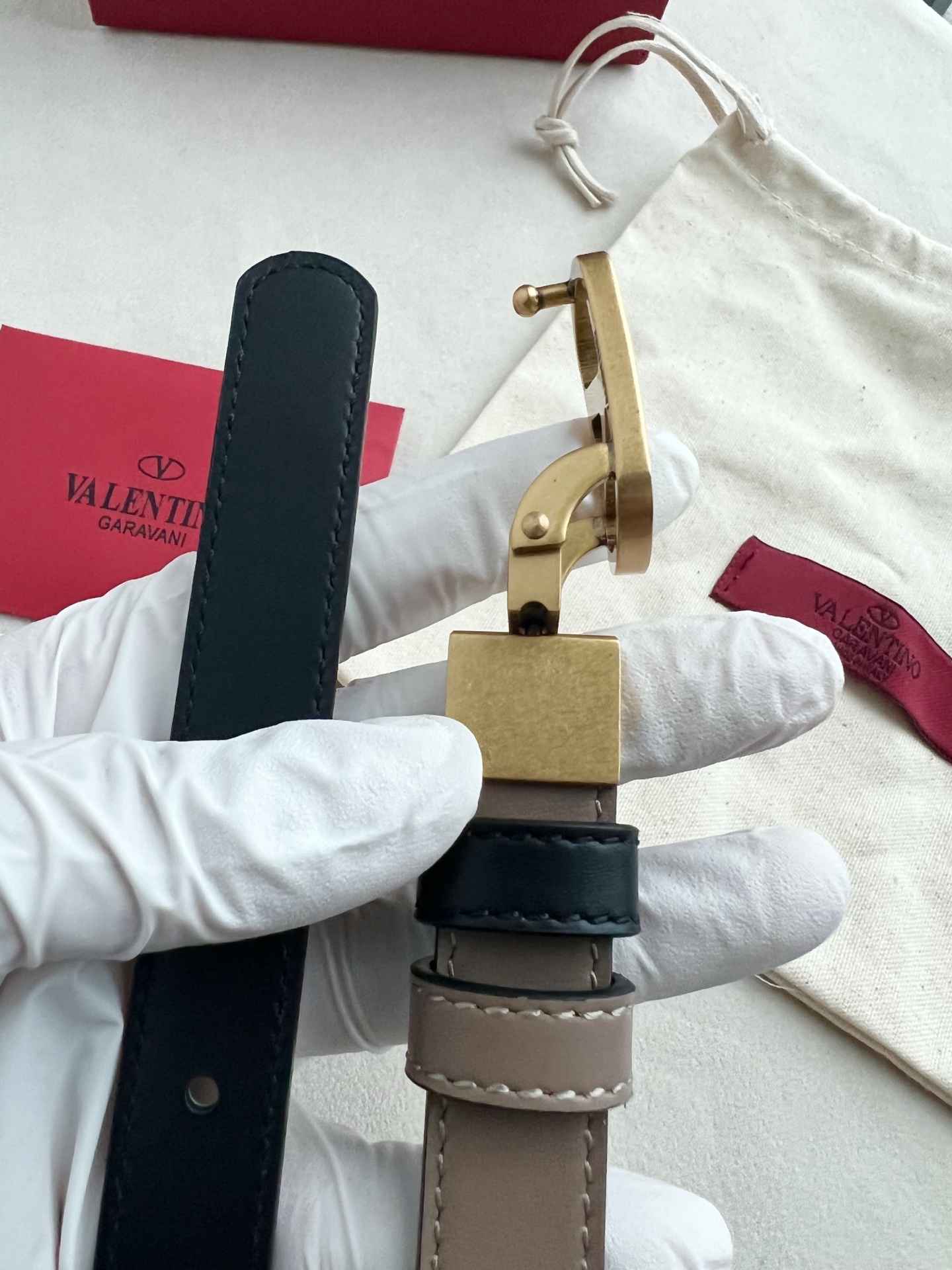 华伦天奴经典系列，尺寸2.0cm 双面牛皮 五金采用logo经典款式，双面均可佩戴！一款不撞款的腰带！