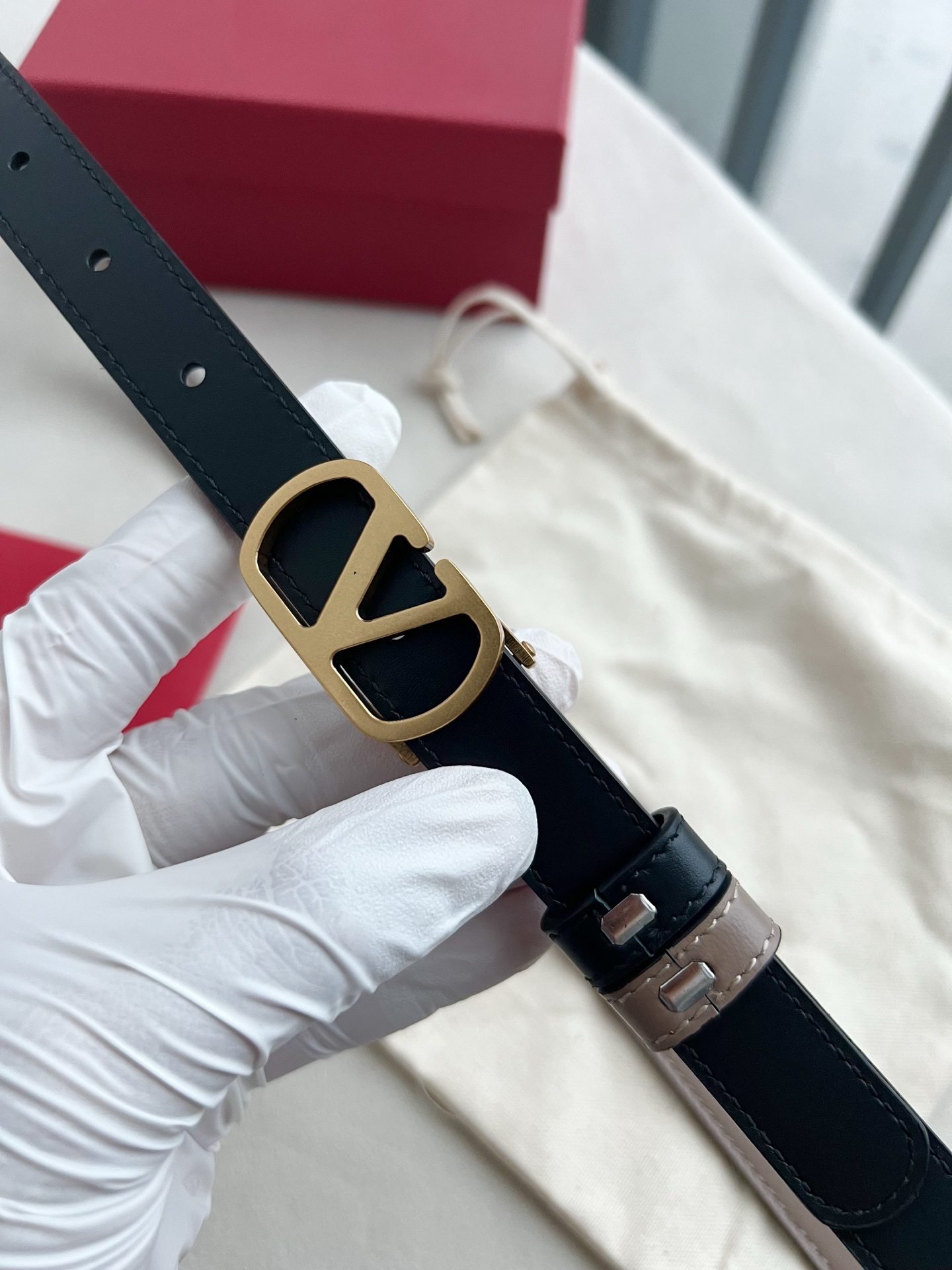 华伦天奴经典系列，尺寸2.0cm 双面牛皮 五金采用logo经典款式，双面均可佩戴！一款不撞款的腰带！