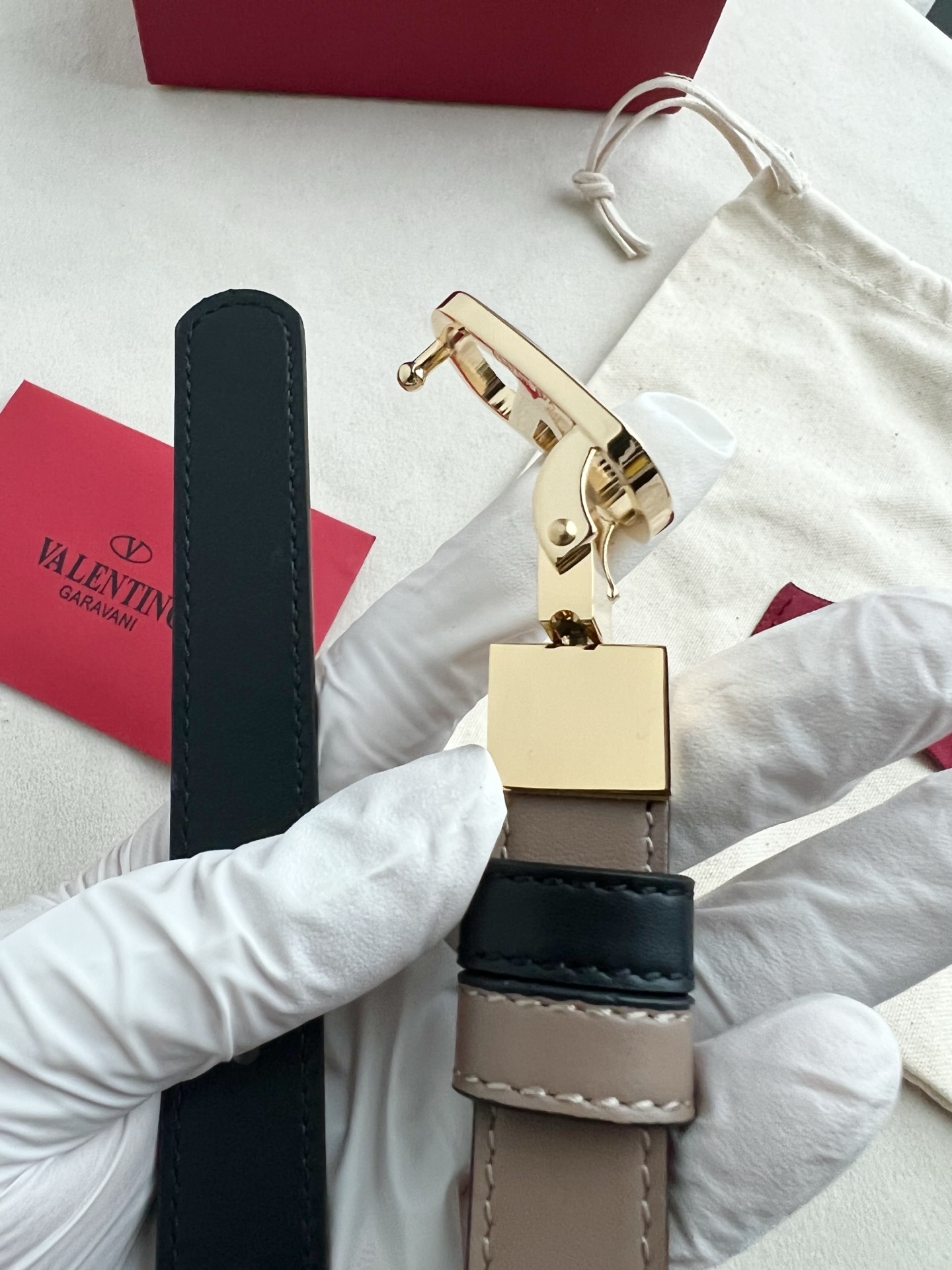 华伦天奴经典系列，尺寸2.0cm 双面牛皮 五金采用logo经典款式，双面均可佩戴！一款不撞款的腰带！