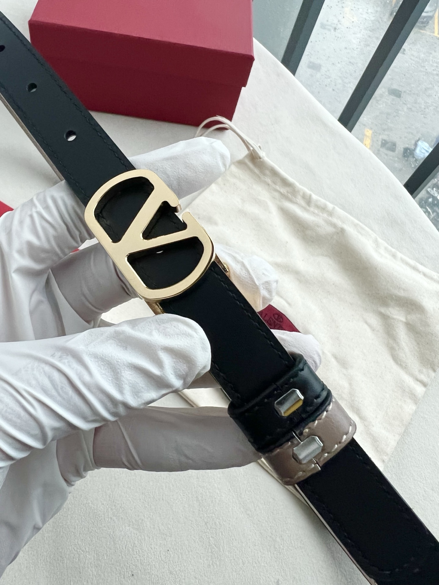 华伦天奴经典系列，尺寸2.0cm 双面牛皮 五金采用logo经典款式，双面均可佩戴！一款不撞款的腰带！