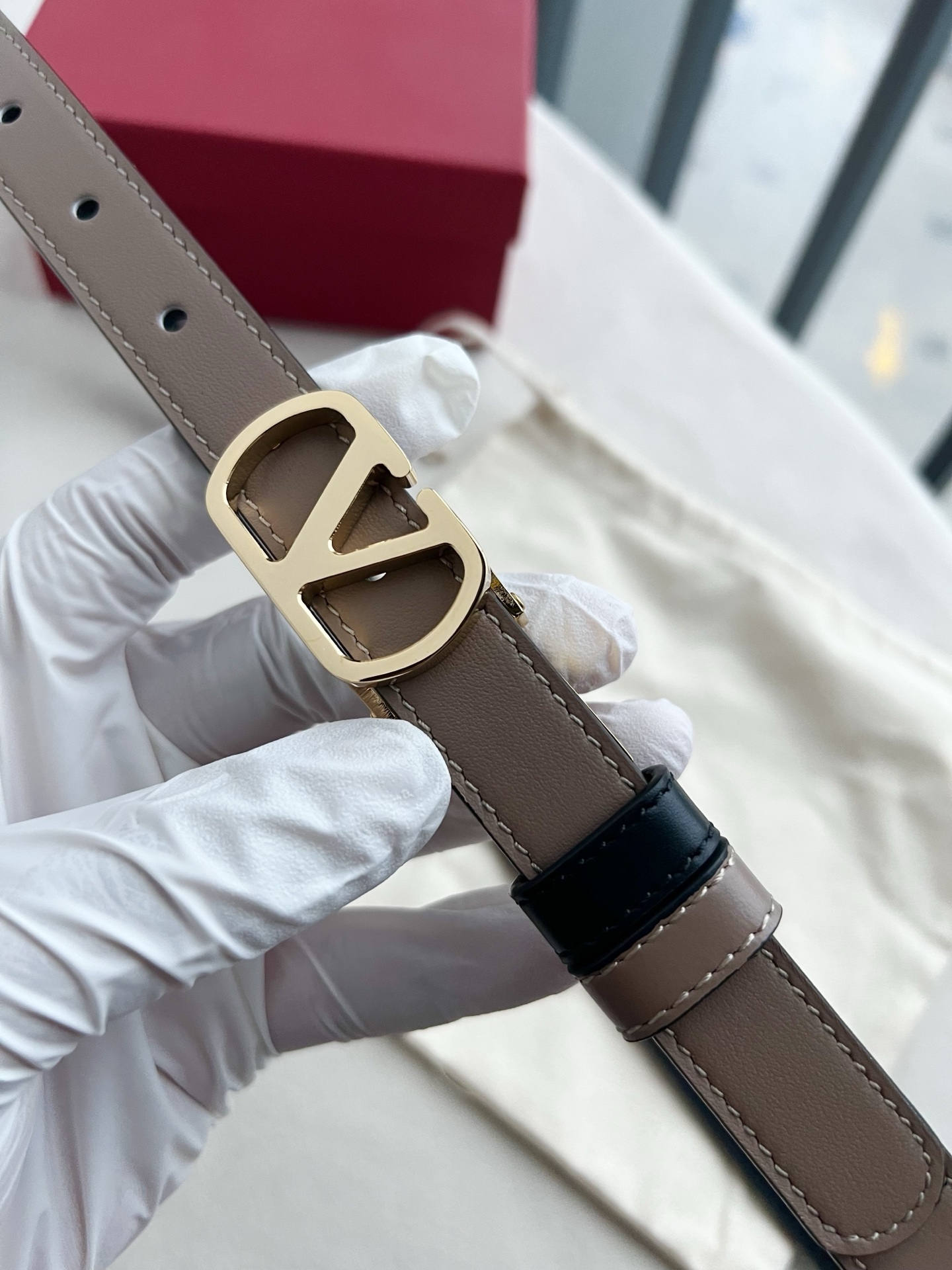 华伦天奴经典系列，尺寸2.0cm 双面牛皮 五金采用logo经典款式，双面均可佩戴！一款不撞款的腰带！