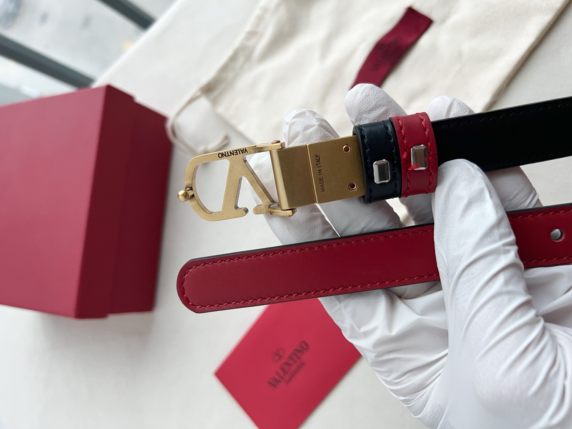 华伦天奴经典系列，尺寸2.0cm 双面牛皮 五金采用logo经典款式，双面均可佩戴！一款不撞款的腰带！