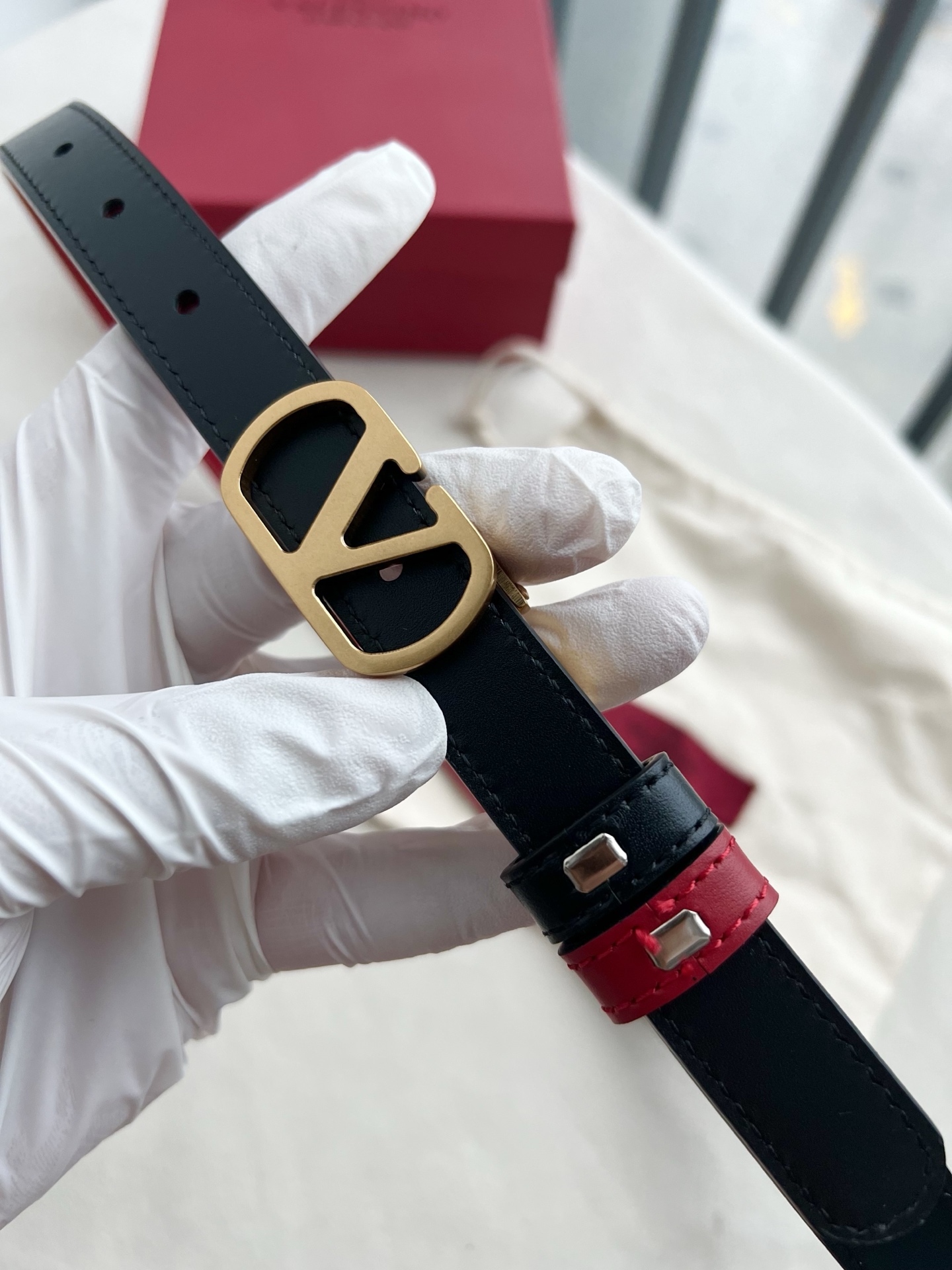 华伦天奴经典系列，尺寸2.0cm 双面牛皮 五金采用logo经典款式，双面均可佩戴！一款不撞款的腰带！