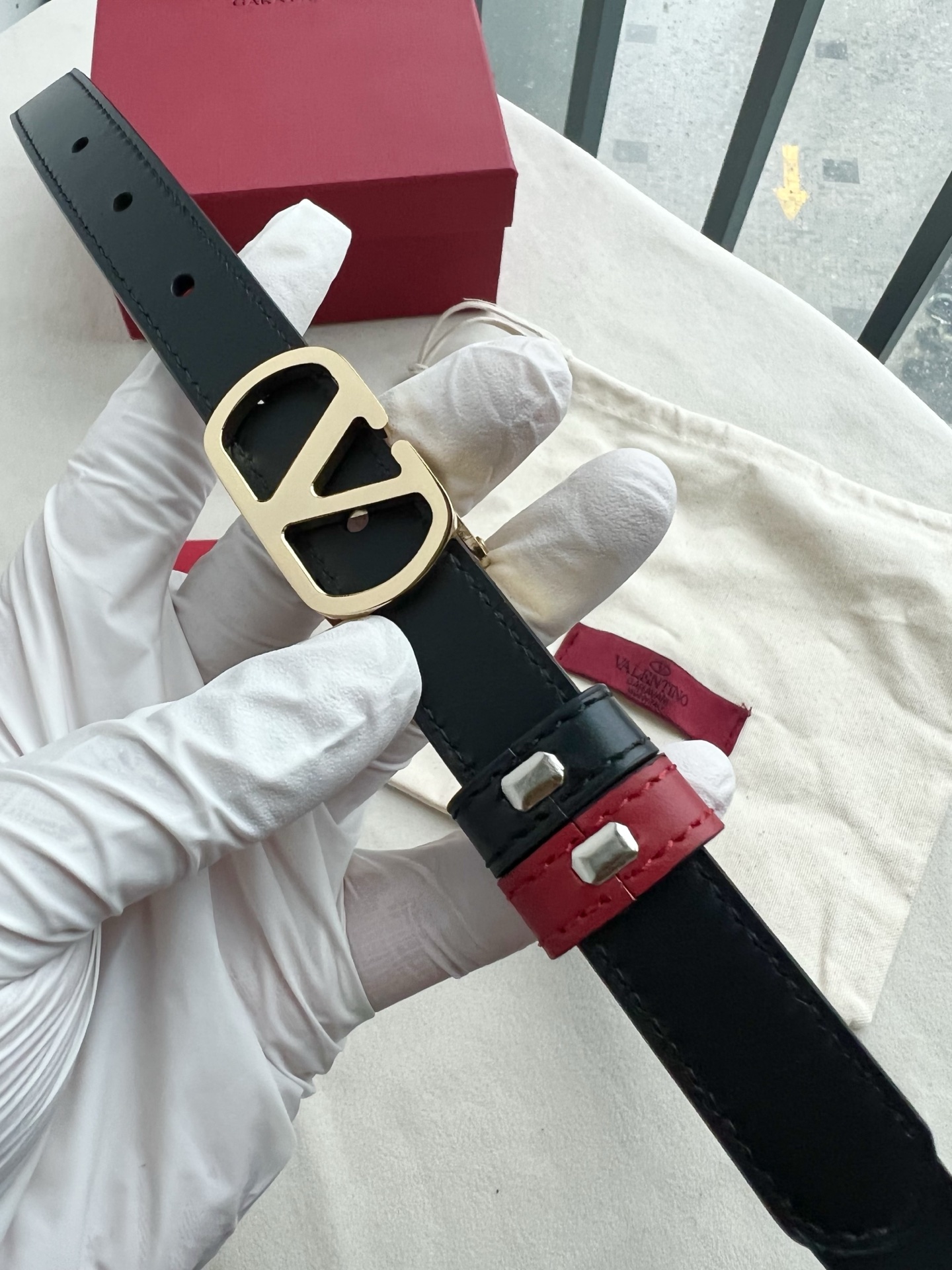 华伦天奴经典系列，尺寸2.0cm 双面牛皮 五金采用logo经典款式，双面均可佩戴！一款不撞款的腰带！