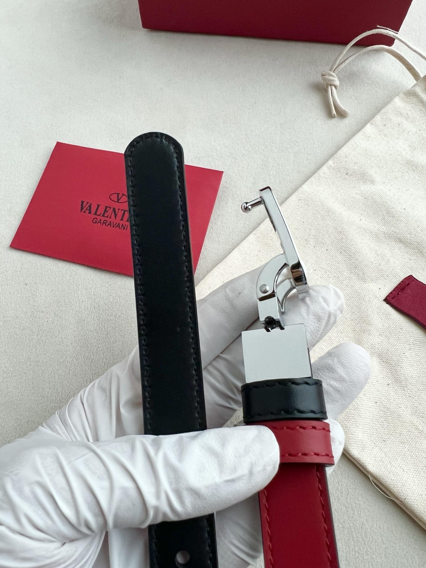 华伦天奴经典系列，尺寸2.0cm 双面牛皮 五金采用logo经典款式，双面均可佩戴！一款不撞款的腰带！