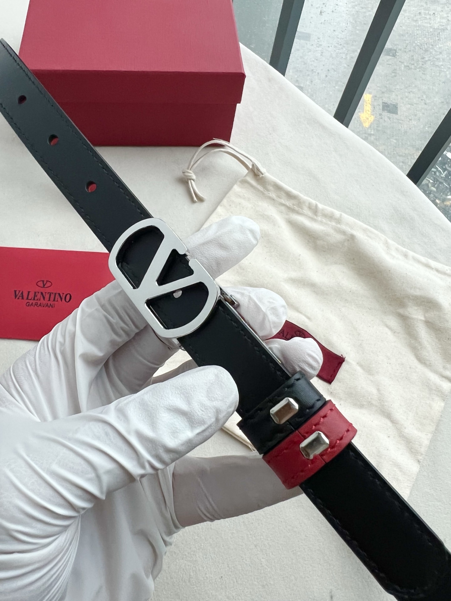 华伦天奴经典系列，尺寸2.0cm 双面牛皮 五金采用logo经典款式，双面均可佩戴！一款不撞款的腰带！