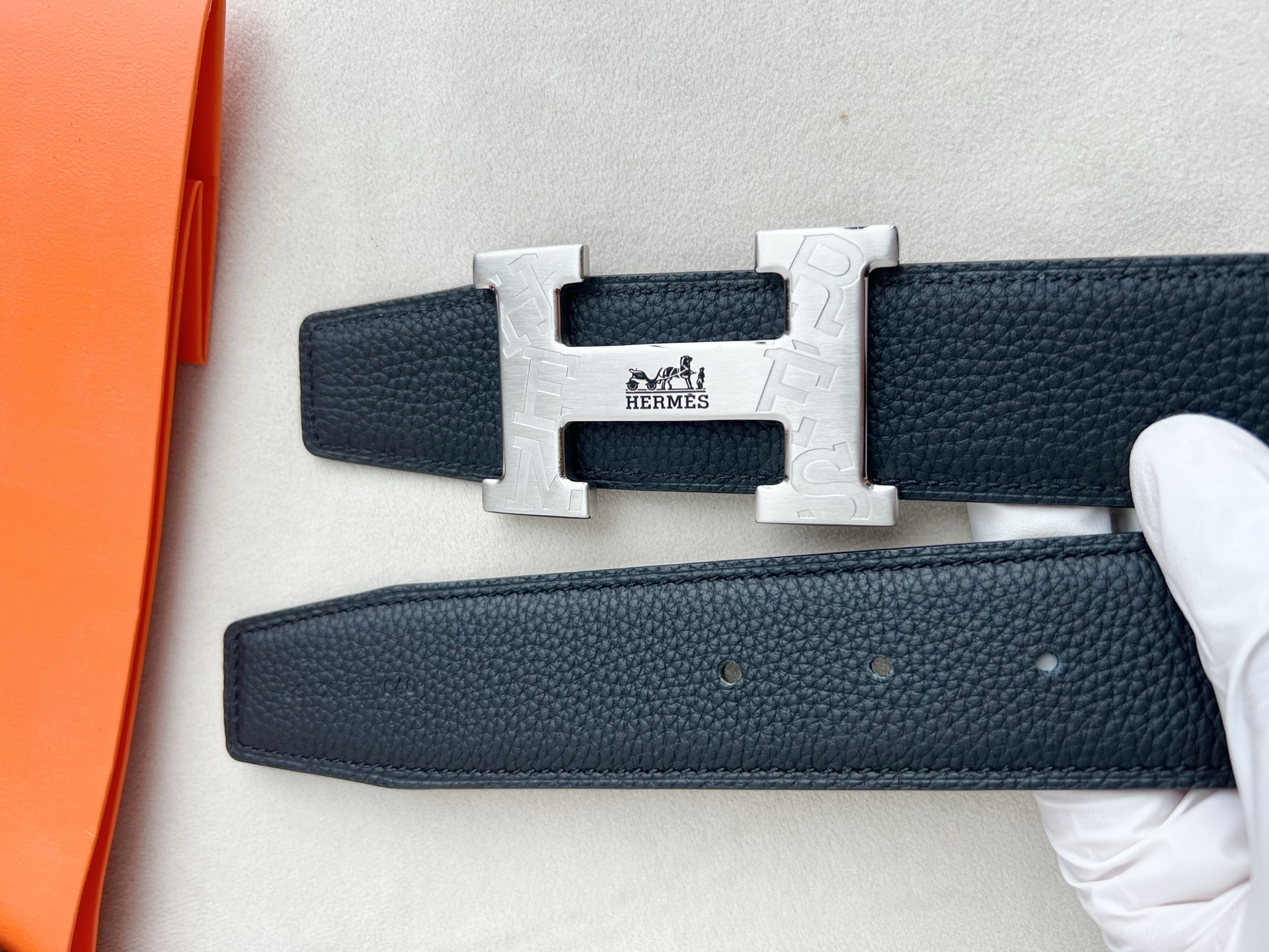 🎐 Hermès 🎐(爱马仕) 采用双面头层togo皮➕精品纯钢花纹扣头打造 ,双面可用,柔软细腻,时尚休闲易搭配,商务 🎐 Hermès 🎐(爱马仕) 采用双面头层togo皮➕精品纯钢花纹扣头打造 ,双面可用,柔软细腻,时尚休闲易搭配,商务
