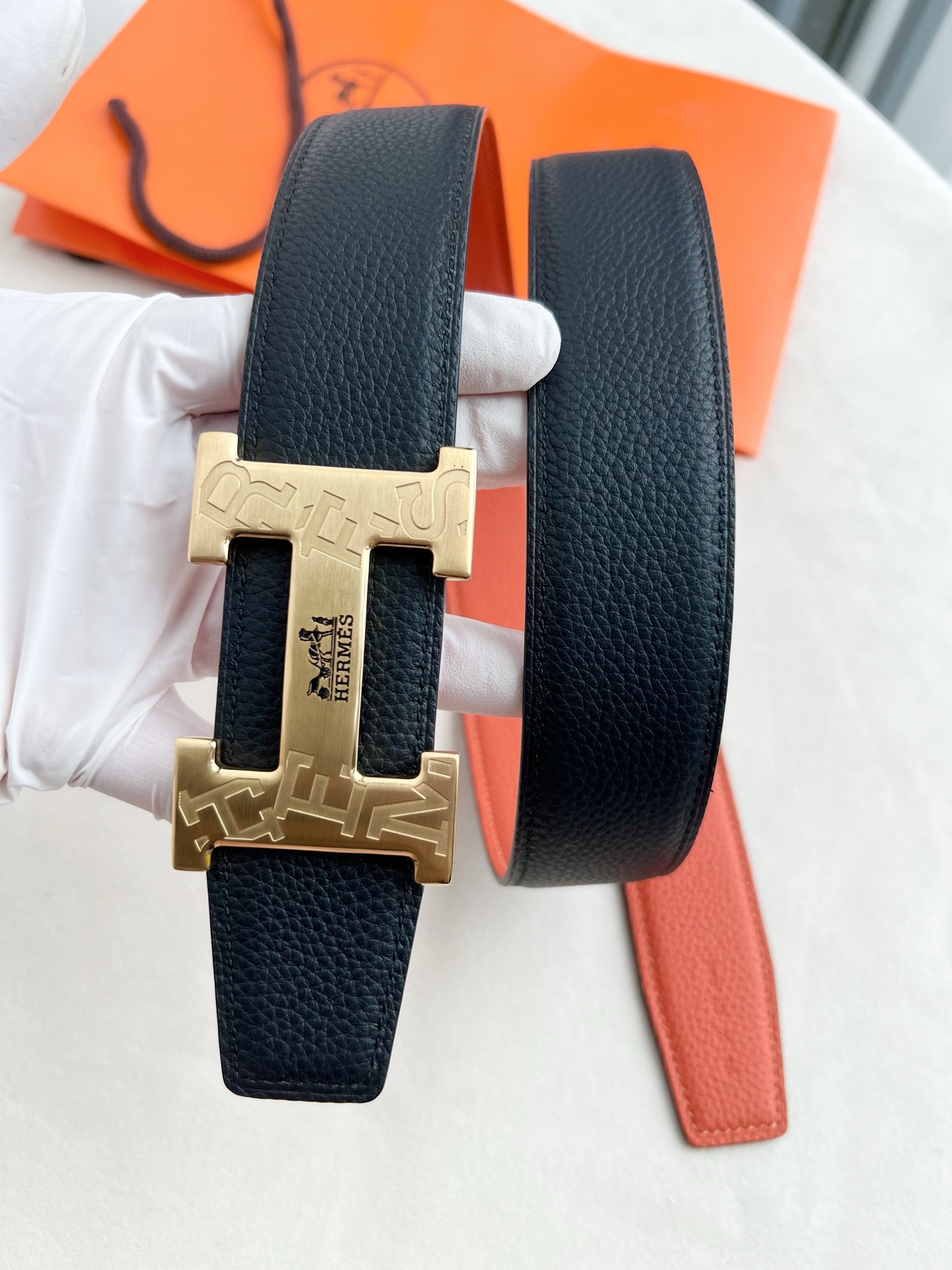 🎐 Hermès 🎐（爱马仕） 采用双面头层togo皮➕精品纯钢花纹扣头打造 ，双面可用，柔软细腻，时尚休闲易搭配，商务