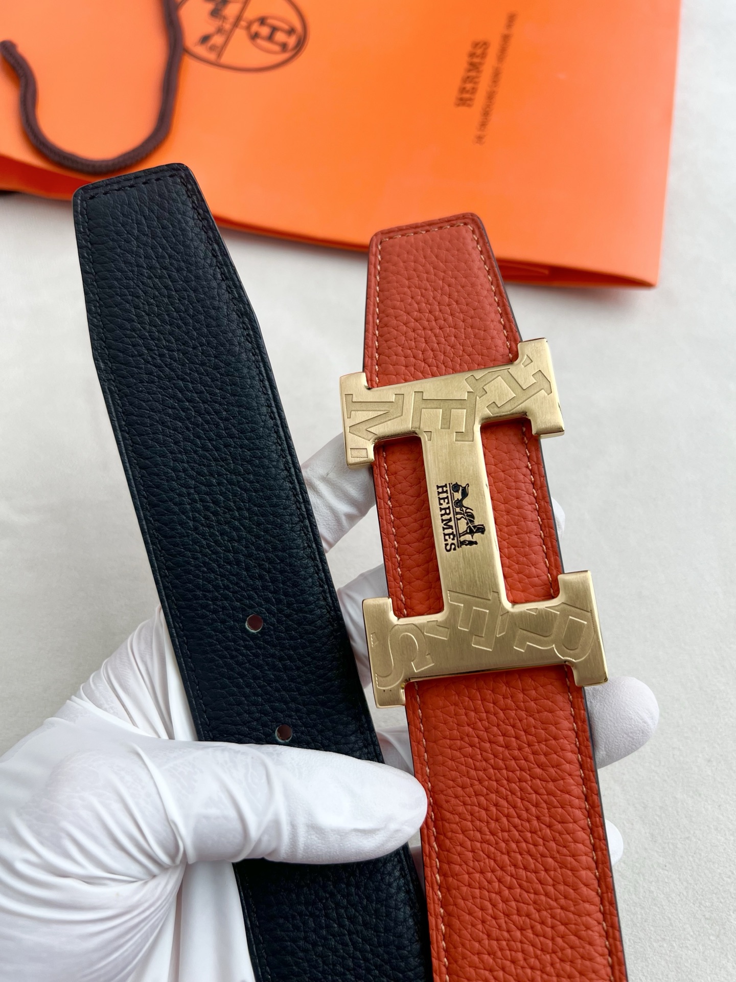 🎐 Hermès 🎐（爱马仕） 采用双面头层togo皮➕精品纯钢花纹扣头打造 ，双面可用，柔软细腻，时尚休闲易搭配，商务