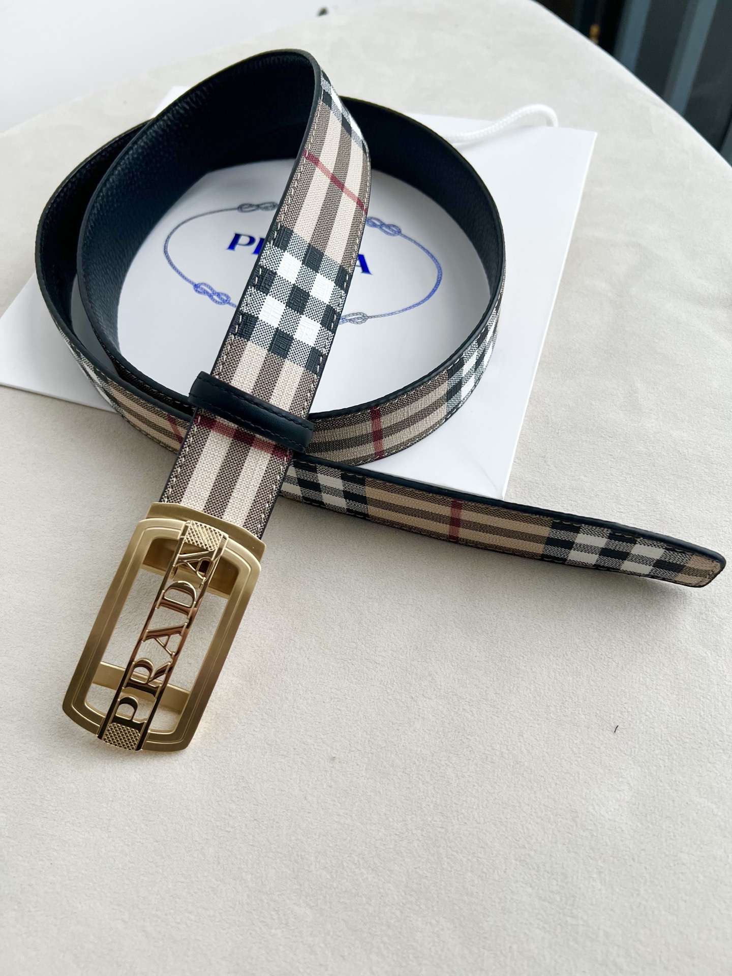 🎐 PRADA🎐（普拉达） 面采用三条格纹底togo纹 ➕360不锈钢精品扣头打造 柔软细腻，休闲商务，百搭大方，商务休