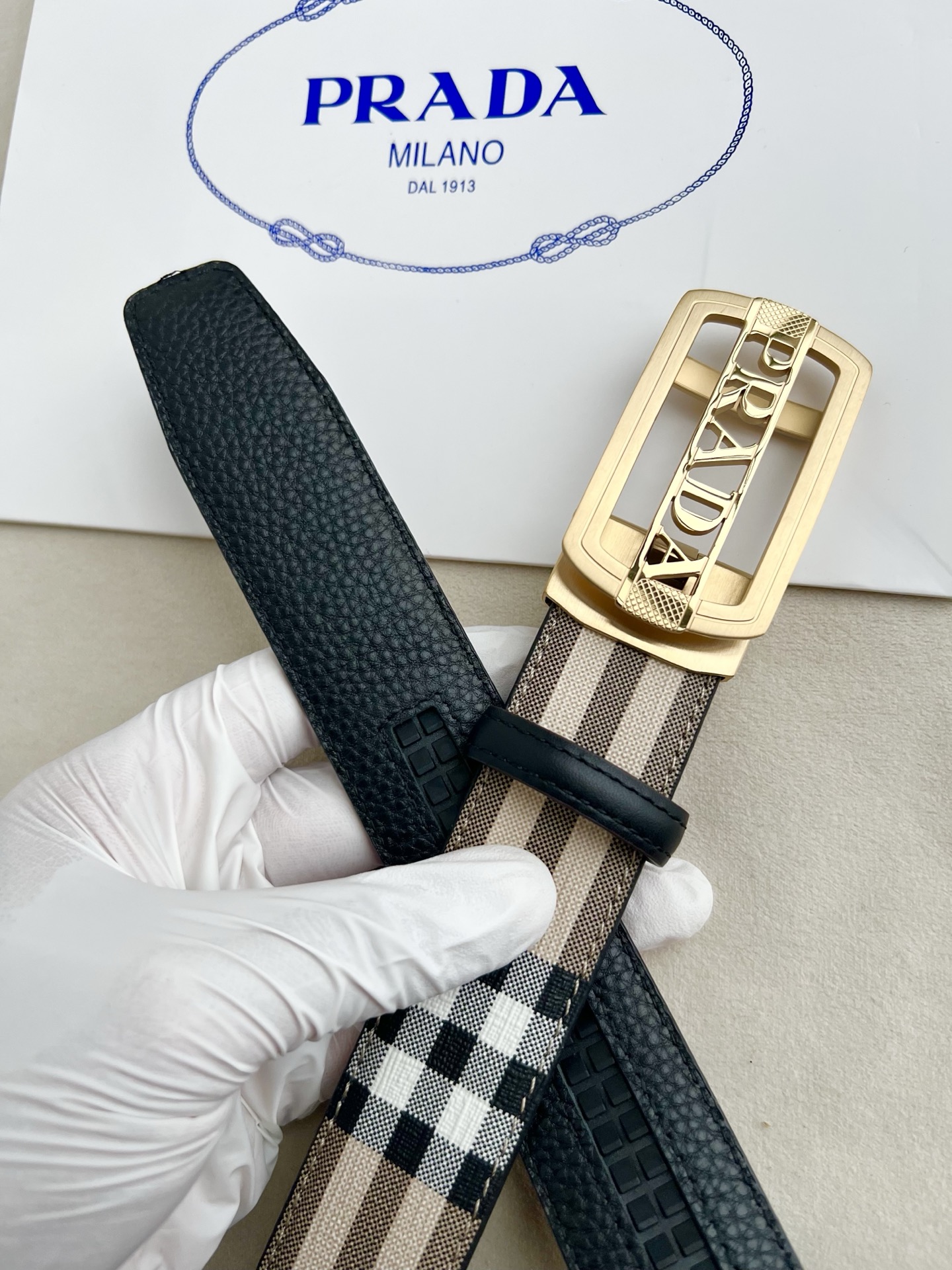 🎐 PRADA🎐（普拉达） 面采用三条格纹底togo纹 ➕360不锈钢精品扣头打造 柔软细腻，休闲商务，百搭大方，商务休