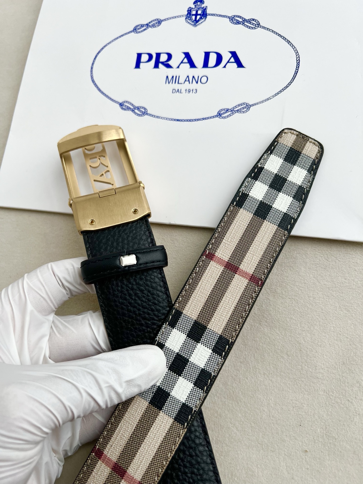 🎐 PRADA🎐（普拉达） 面采用三条格纹底togo纹 ➕360不锈钢精品扣头打造 柔软细腻，休闲商务，百搭大方，商务休