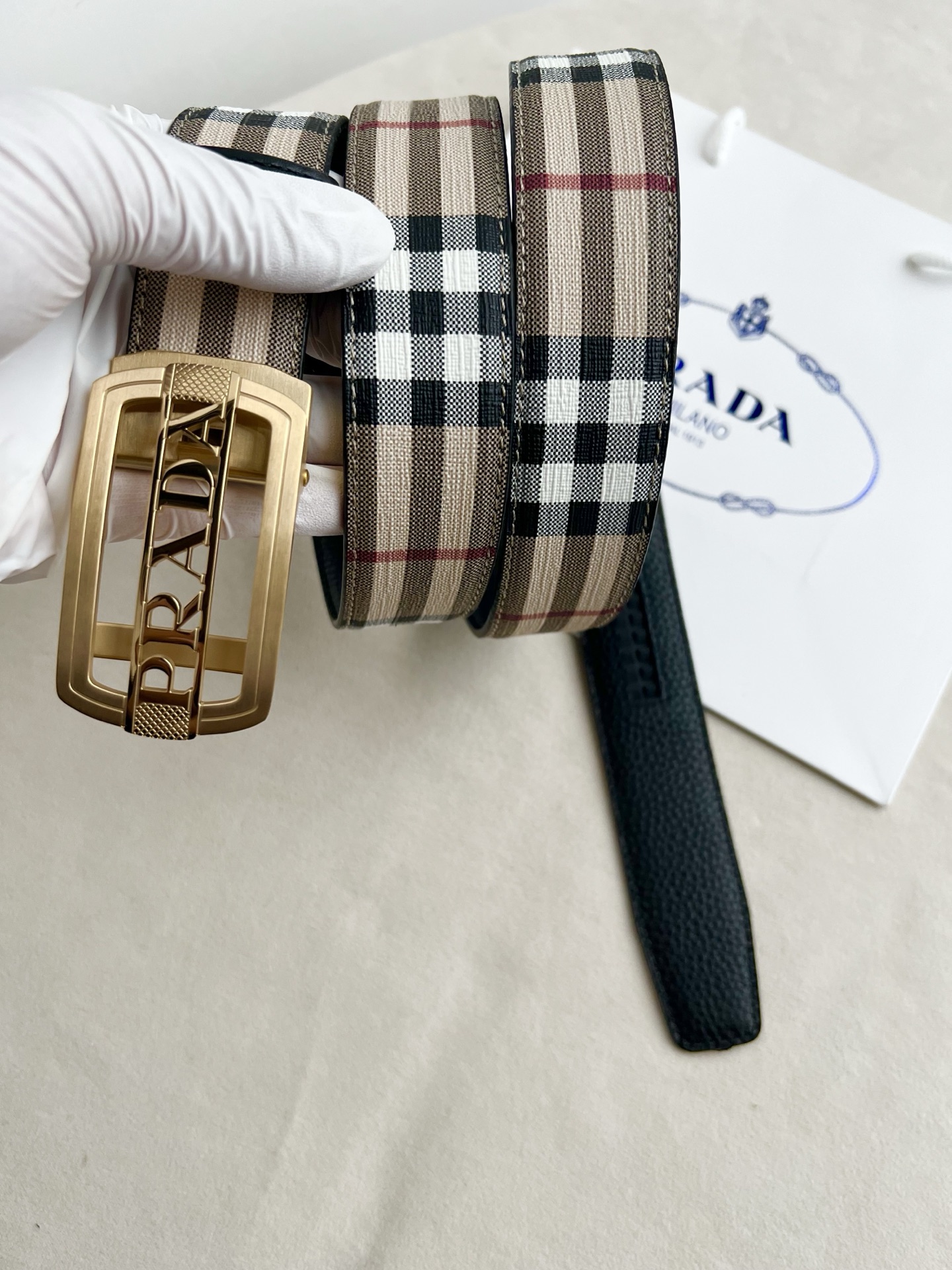 🎐 PRADA🎐（普拉达） 面采用三条格纹底togo纹 ➕360不锈钢精品扣头打造 柔软细腻，休闲商务，百搭大方，商务休