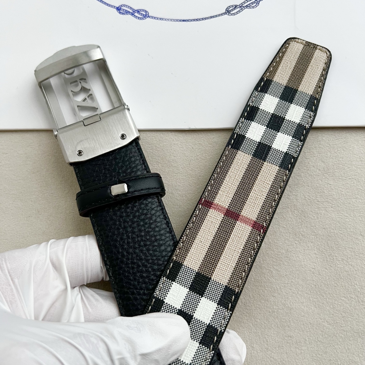 🎐 PRADA🎐（普拉达） 面采用三条格纹底togo纹 ➕360不锈钢精品扣头打造 柔软细腻，休闲商务，百搭大方，商务休
