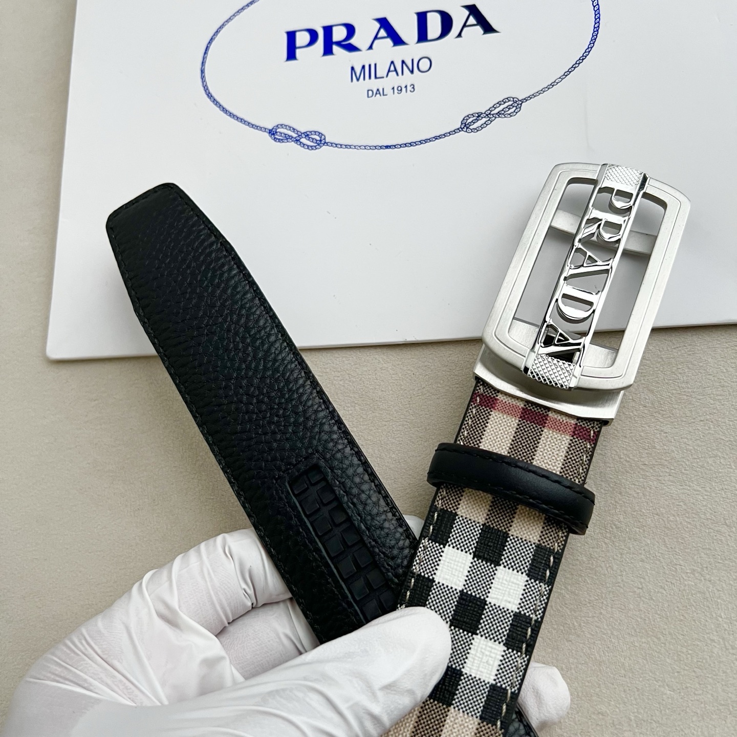 🎐 PRADA🎐（普拉达） 面采用三条格纹底togo纹 ➕360不锈钢精品扣头打造 柔软细腻，休闲商务，百搭大方，商务休