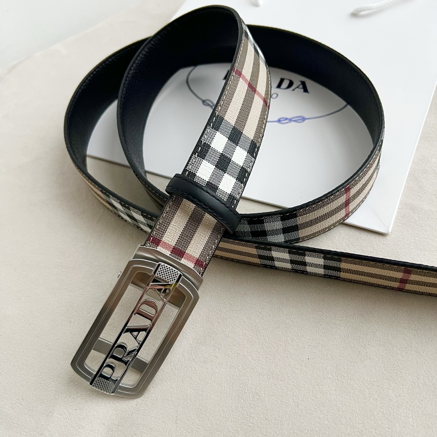 🎐 PRADA🎐（普拉达） 面采用三条格纹底togo纹 ➕360不锈钢精品扣头打造 柔软细腻，休闲商务，百搭大方，商务休