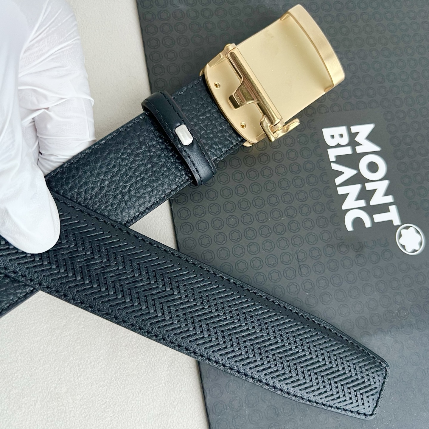 🎐 Montblanc 🎐（万宝龙） 面采用草席纹底togo纹 ➕360不锈钢精品扣头打造 柔软细腻，休闲商务，百搭大方