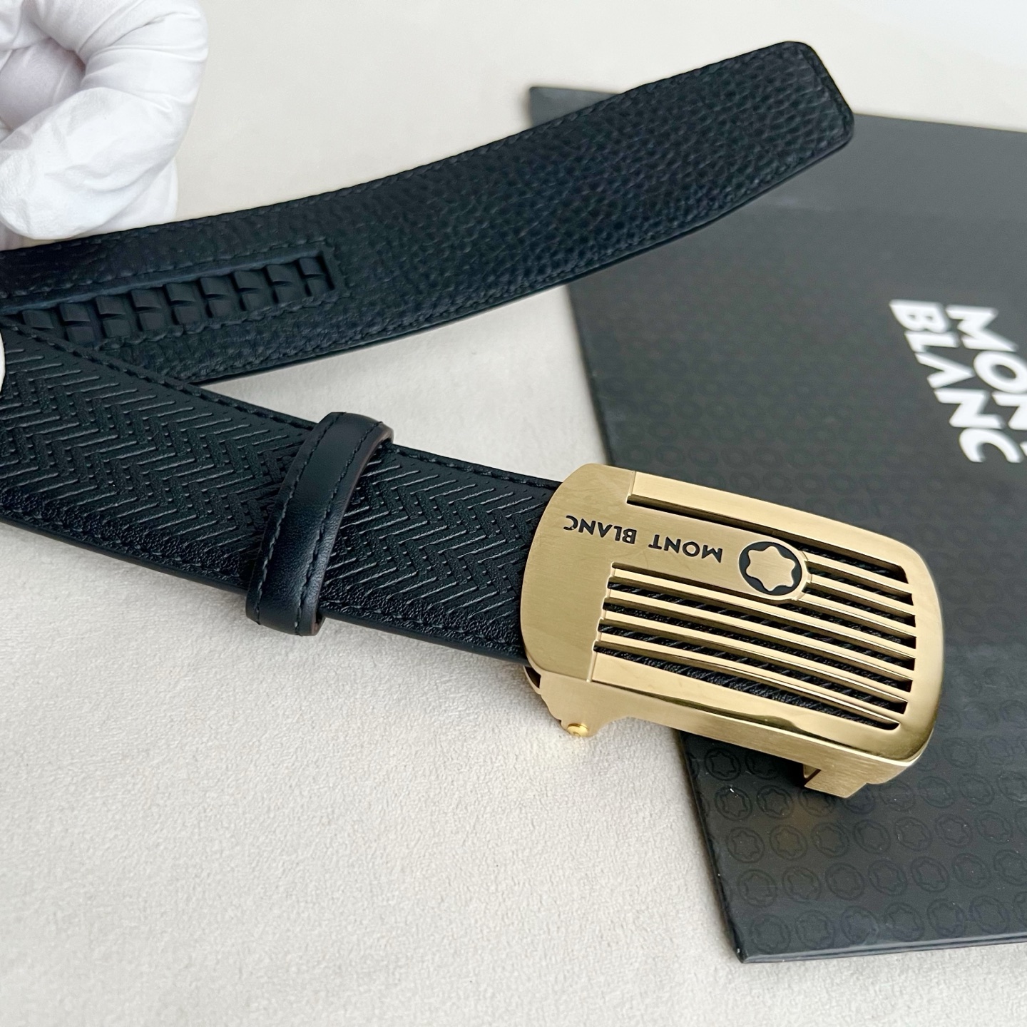 🎐 Montblanc 🎐（万宝龙） 面采用草席纹底togo纹 ➕360不锈钢精品扣头打造 柔软细腻，休闲商务，百搭大方