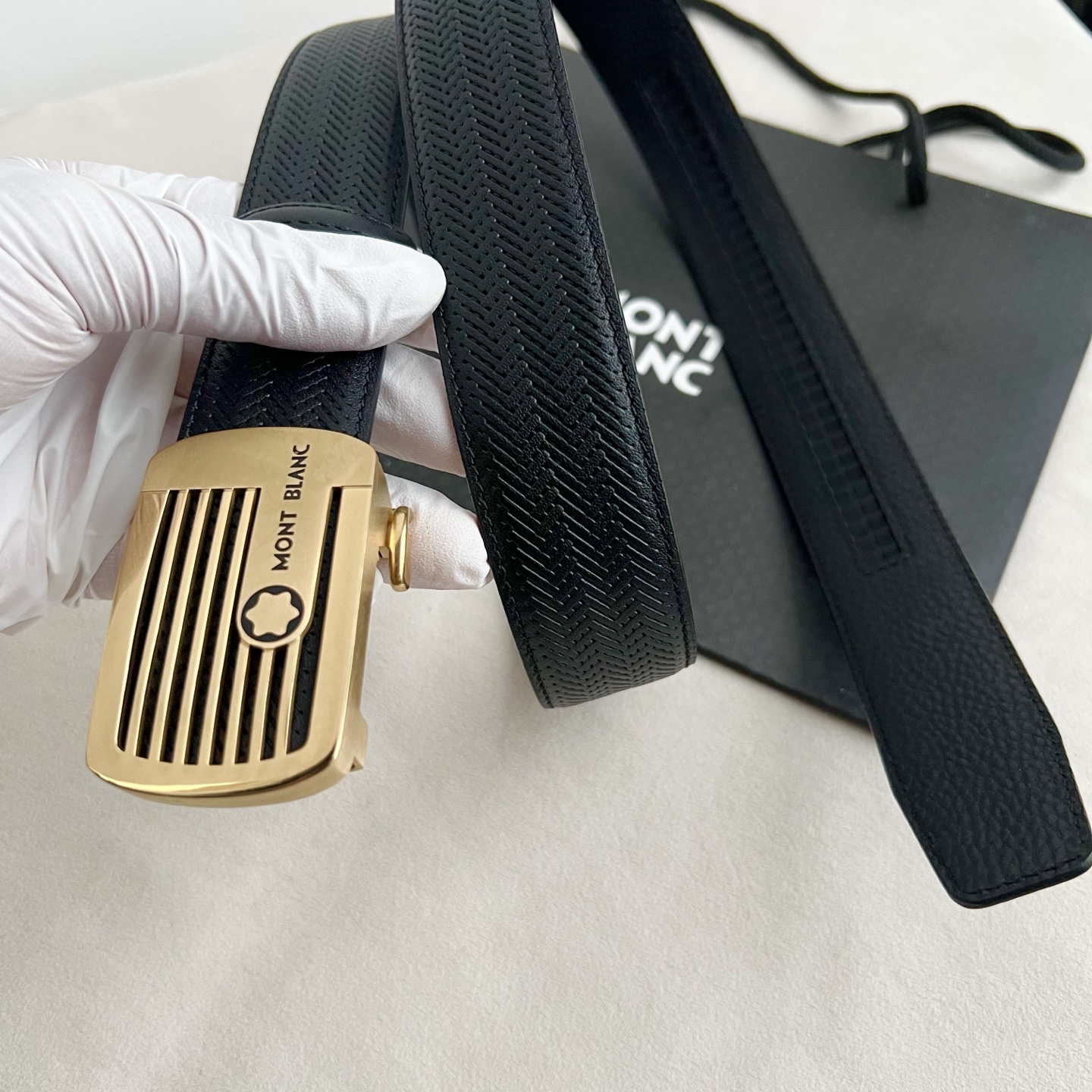 🎐 Montblanc 🎐（万宝龙） 面采用草席纹底togo纹 ➕360不锈钢精品扣头打造 柔软细腻，休闲商务，百搭大方
