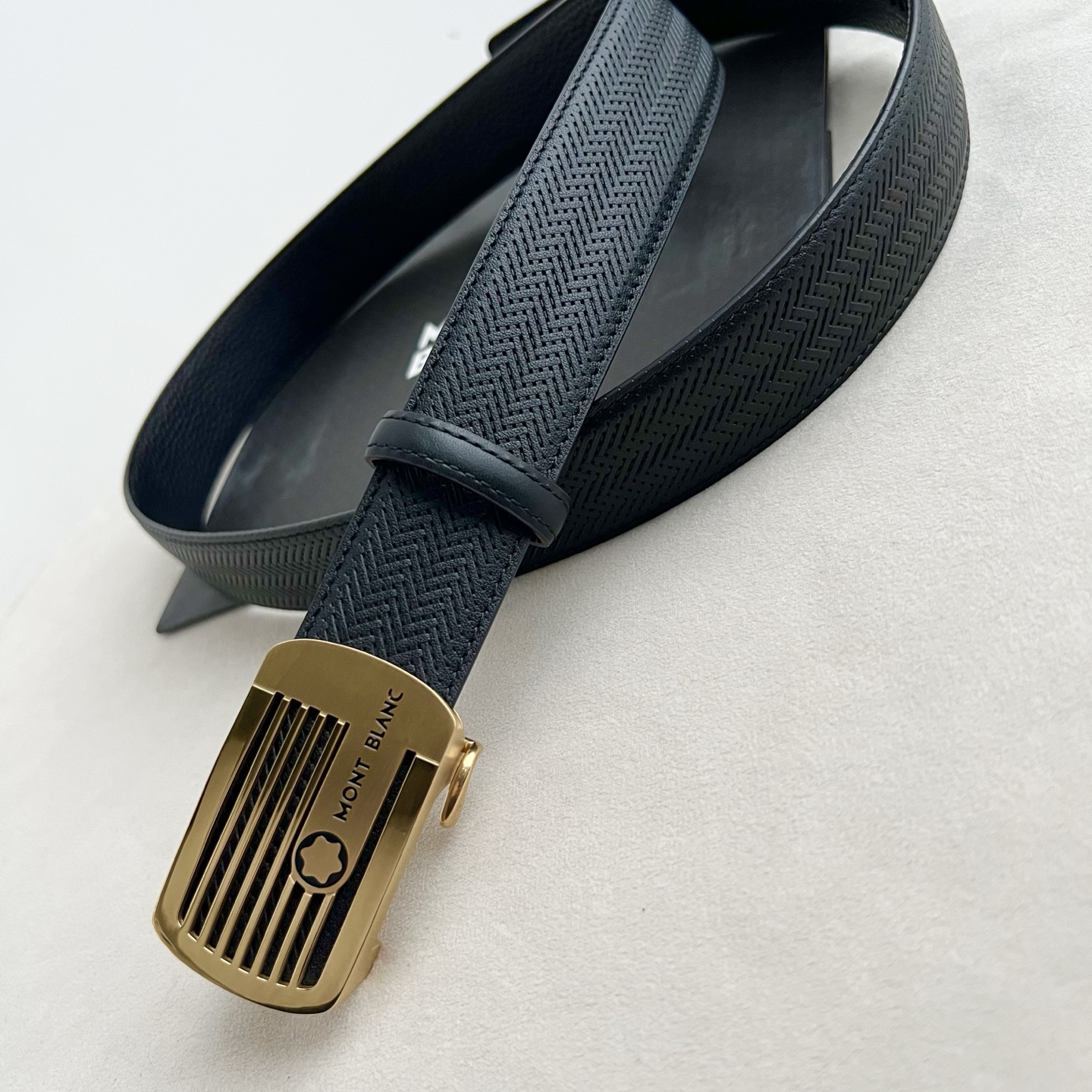 🎐 Montblanc 🎐（万宝龙） 面采用草席纹底togo纹 ➕360不锈钢精品扣头打造 柔软细腻，休闲商务，百搭大方