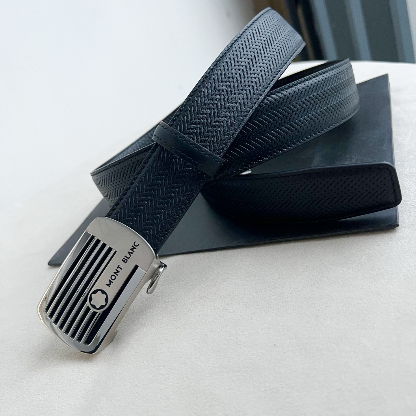 🎐 Montblanc 🎐（万宝龙） 面采用草席纹底togo纹 ➕360不锈钢精品扣头打造 柔软细腻，休闲商务，百搭大方