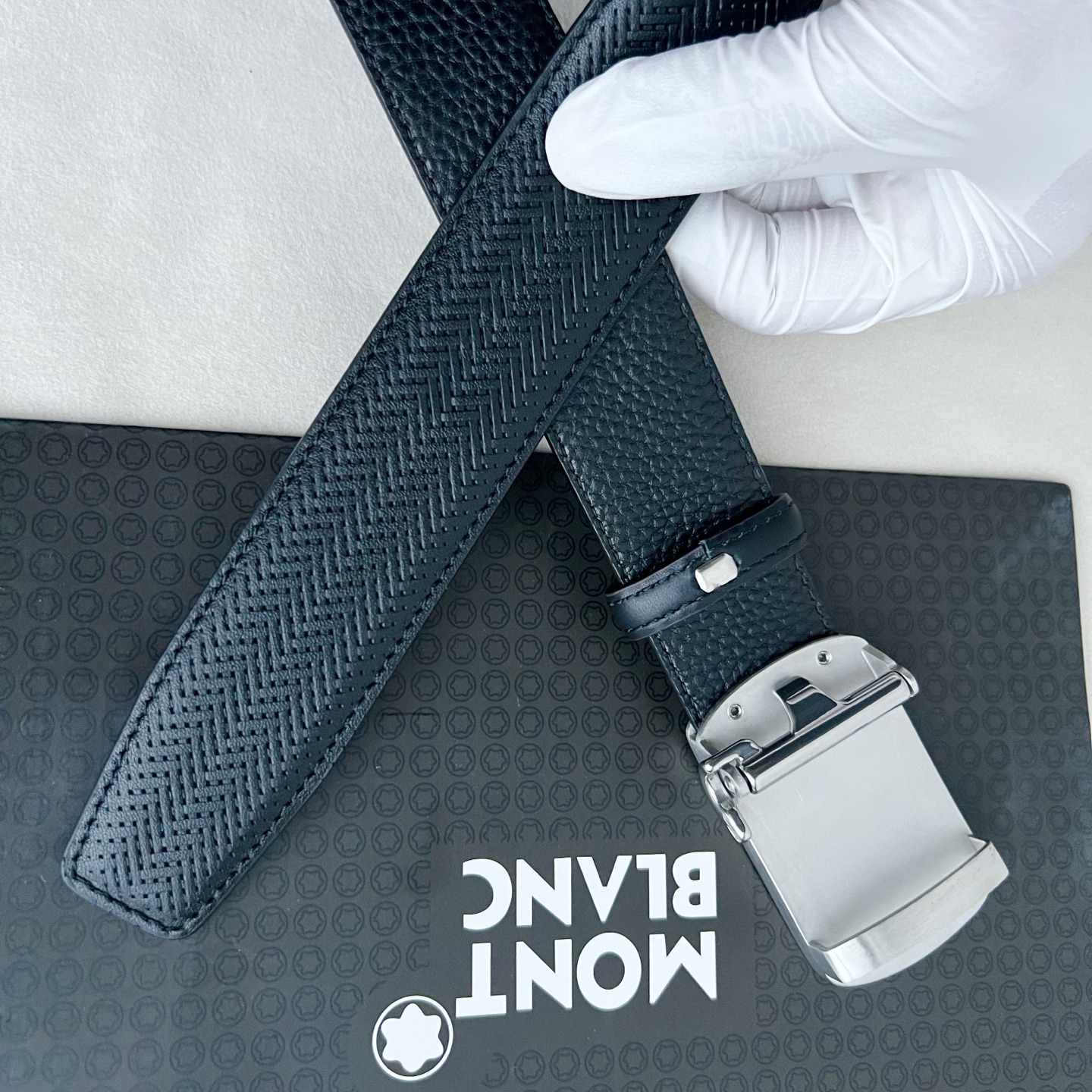 🎐 Montblanc 🎐（万宝龙） 面采用草席纹底togo纹 ➕360不锈钢精品扣头打造 柔软细腻，休闲商务，百搭大方