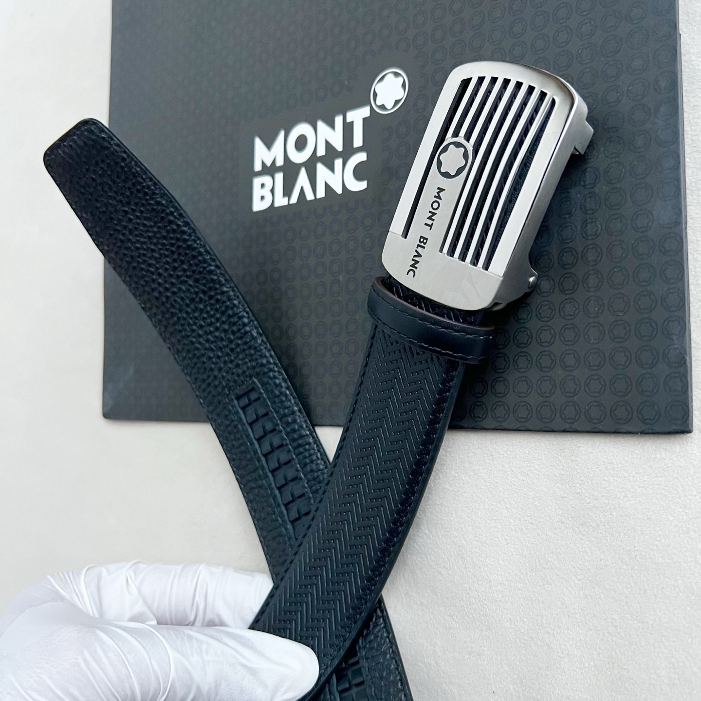 🎐 Montblanc 🎐（万宝龙） 面采用草席纹底togo纹 ➕360不锈钢精品扣头打造 柔软细腻，休闲商务，百搭大方