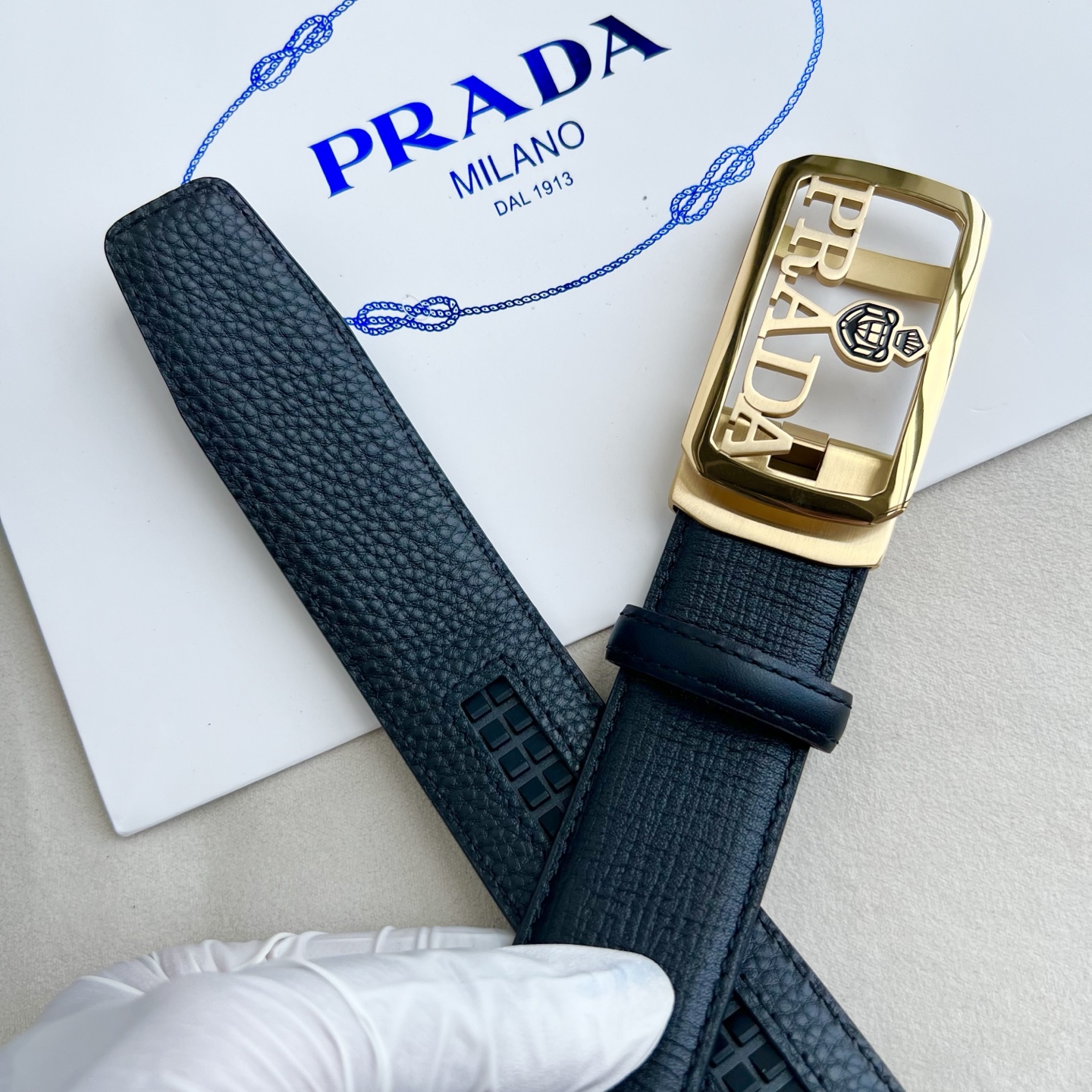 🎐 PRADA🎐（普拉达） 面采用手戳纹底togo纹 ➕360不锈钢精品扣头打造 柔软细腻，休闲商务，百搭大方，商务休闲