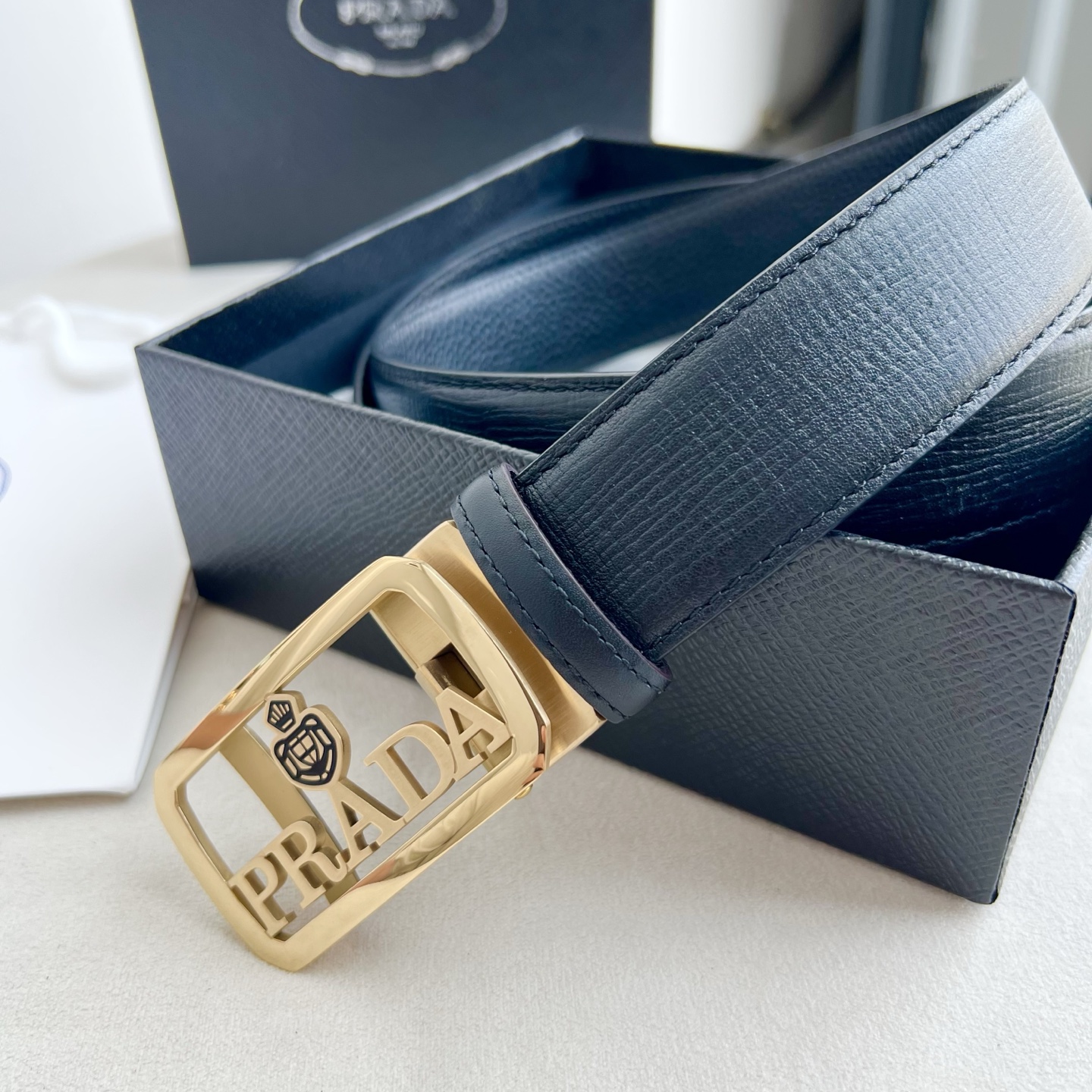 🎐 PRADA🎐（普拉达） 面采用手戳纹底togo纹 ➕360不锈钢精品扣头打造 柔软细腻，休闲商务，百搭大方，商务休闲