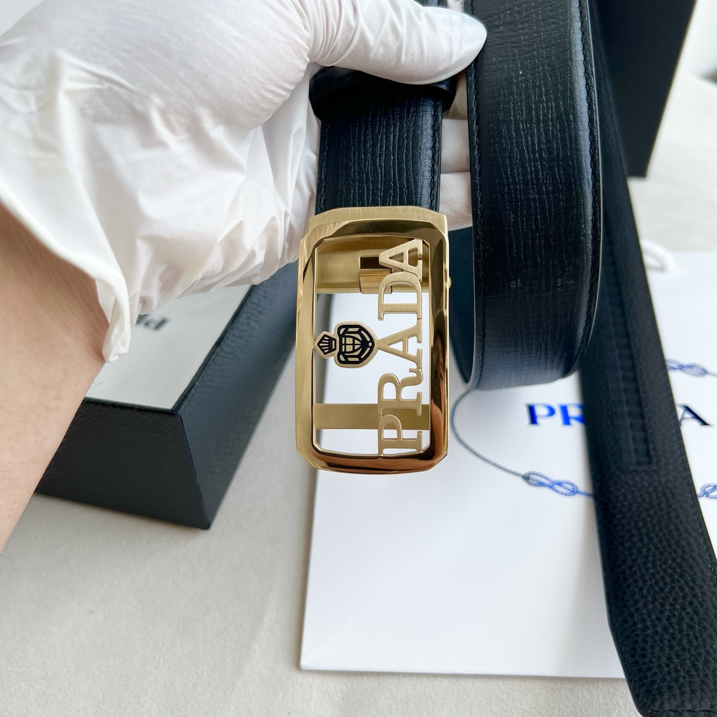 🎐 PRADA🎐（普拉达） 面采用手戳纹底togo纹 ➕360不锈钢精品扣头打造 柔软细腻，休闲商务，百搭大方，商务休闲