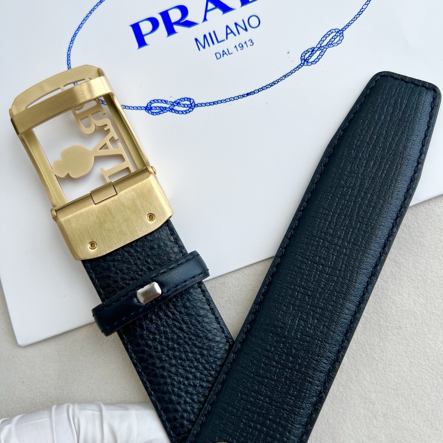 🎐 PRADA🎐（普拉达） 面采用手戳纹底togo纹 ➕360不锈钢精品扣头打造 柔软细腻，休闲商务，百搭大方，商务休闲