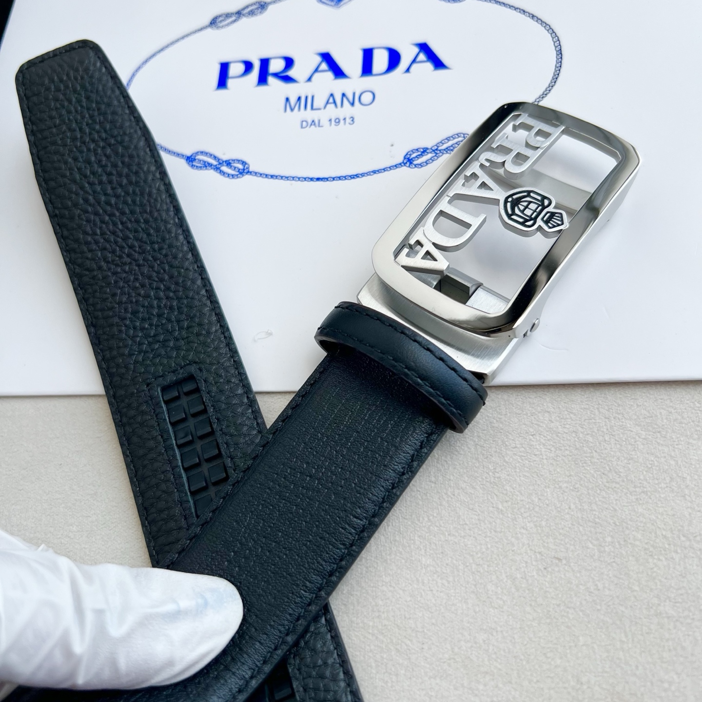 🎐 PRADA🎐（普拉达） 面采用手戳纹底togo纹 ➕360不锈钢精品扣头打造 柔软细腻，休闲商务，百搭大方，商务休闲