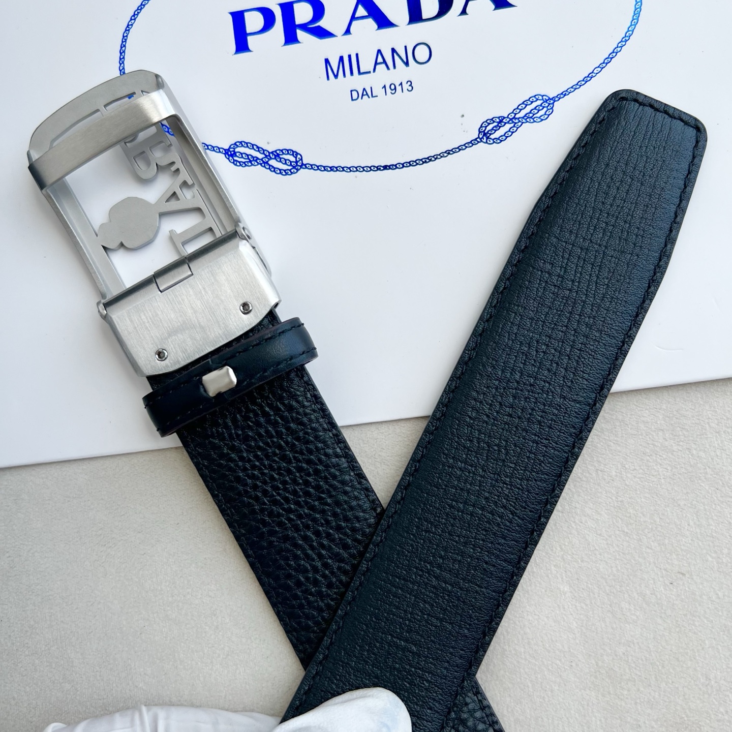 🎐 PRADA🎐（普拉达） 面采用手戳纹底togo纹 ➕360不锈钢精品扣头打造 柔软细腻，休闲商务，百搭大方，商务休闲
