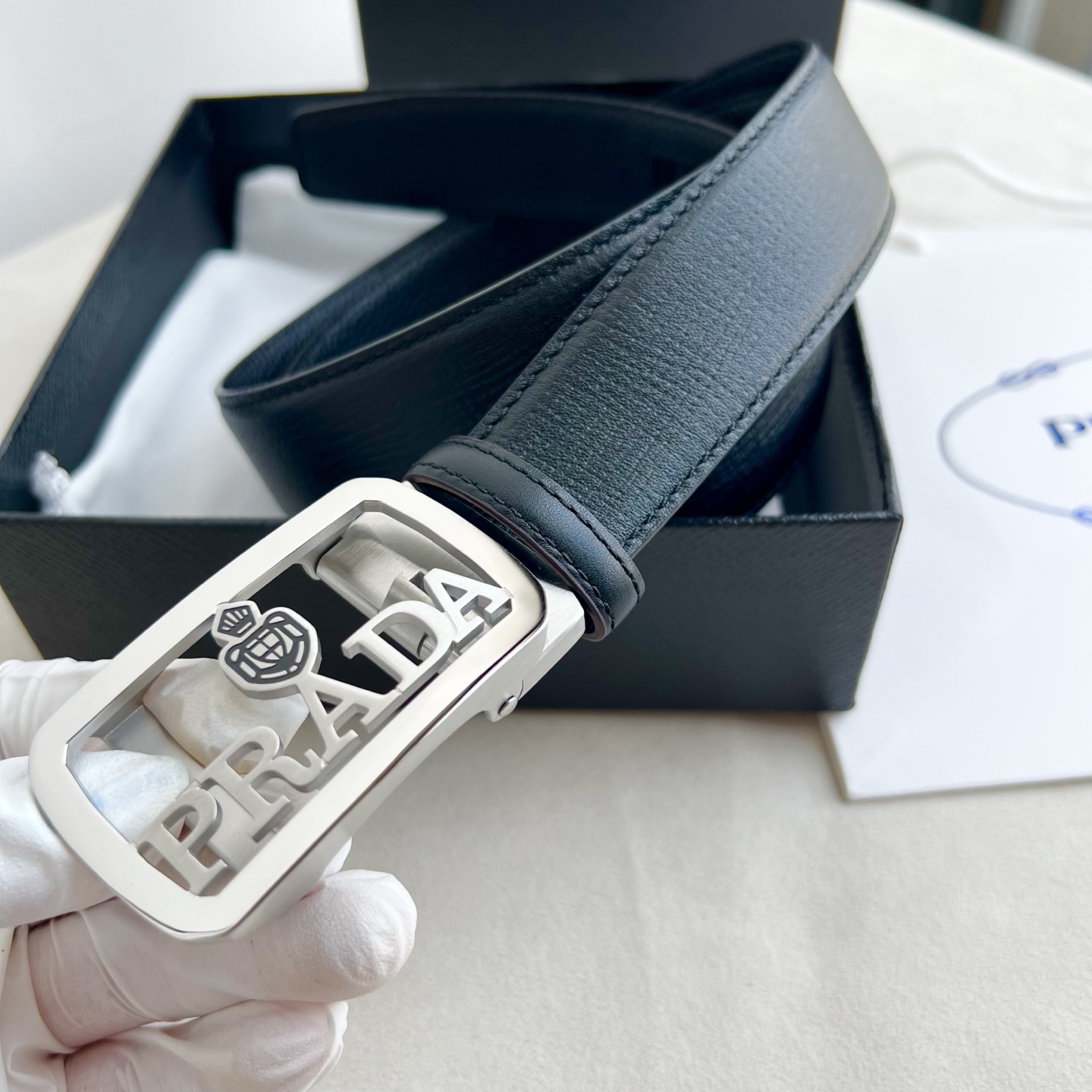 🎐 PRADA🎐（普拉达） 面采用手戳纹底togo纹 ➕360不锈钢精品扣头打造 柔软细腻，休闲商务，百搭大方，商务休闲
